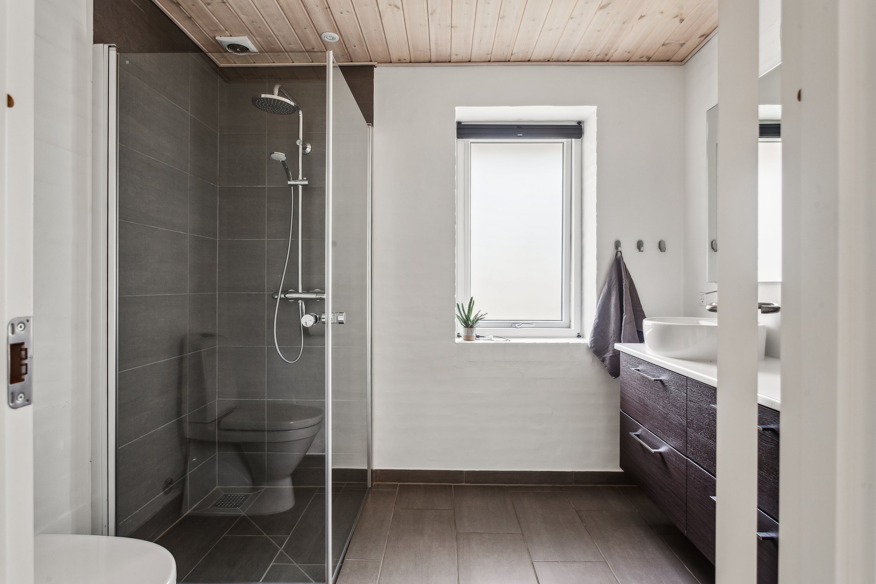 Fremhævet badeværelse billede i fuldskærmstilstand. Billede af Holmbækvejen 8, Vesterø Havn, 9940 Læsø