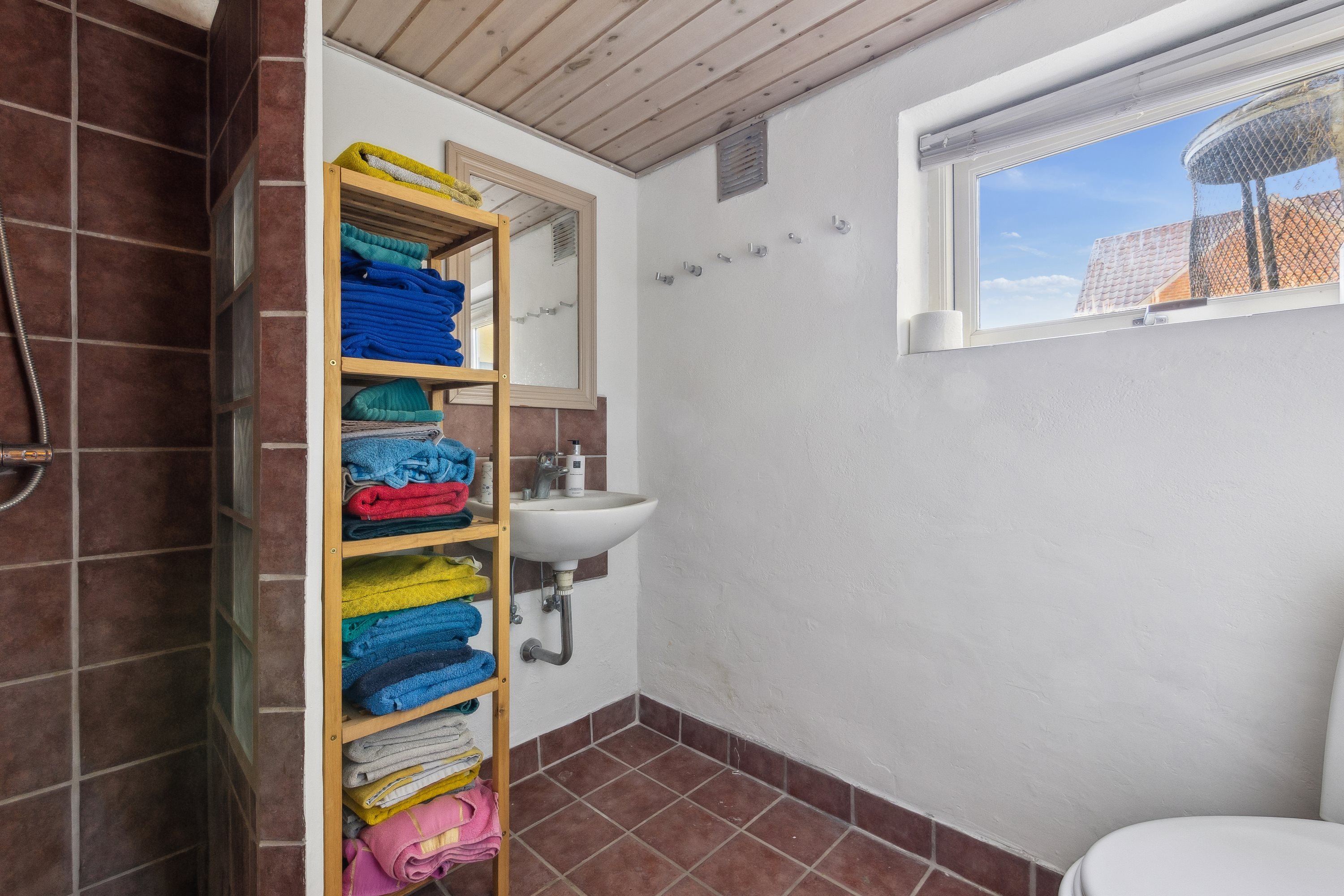 Fremhævet badeværelse i kælderen billede i fuldskærmstilstand. Billede af Hovedgårdvej 2, 8732 Hovedgård