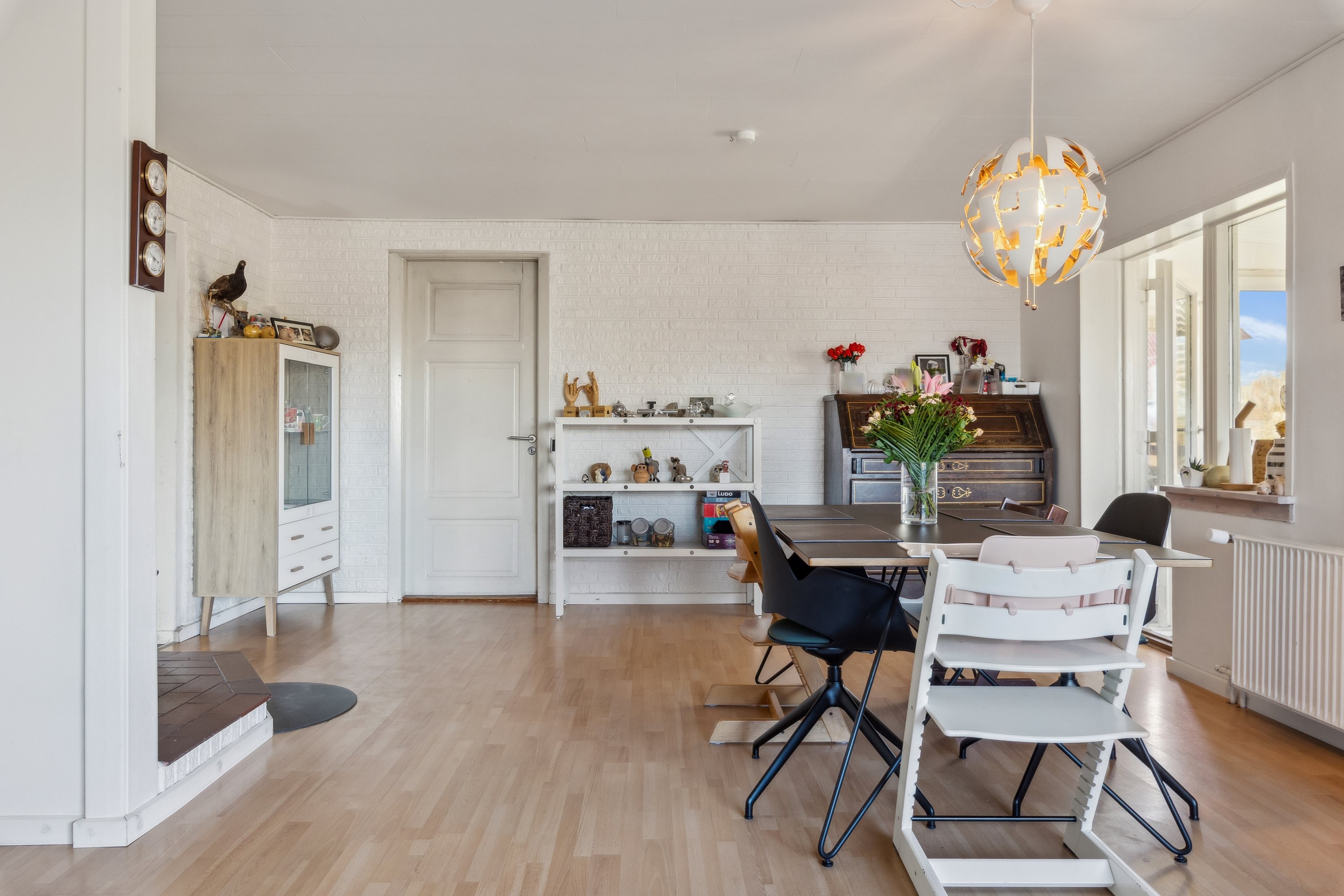 Fremhævet stue billede i fuldskærmstilstand. Billede af Hovedgårdvej 2, 8732 Hovedgård