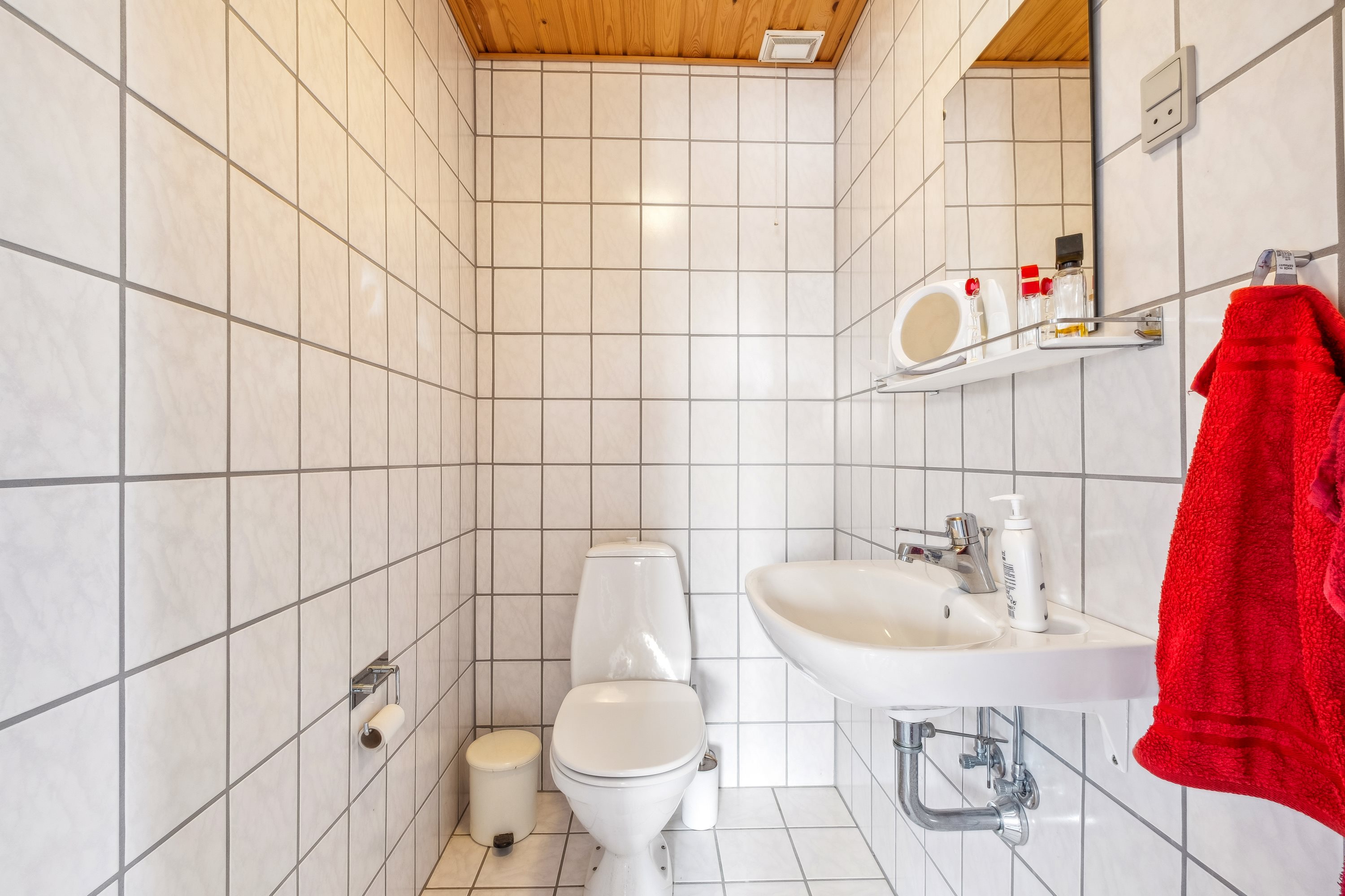 Fremhævet toilet billede i fuldskærmstilstand. Billede af Vestervænget 14, Tvingstrup, 8700 Horsens