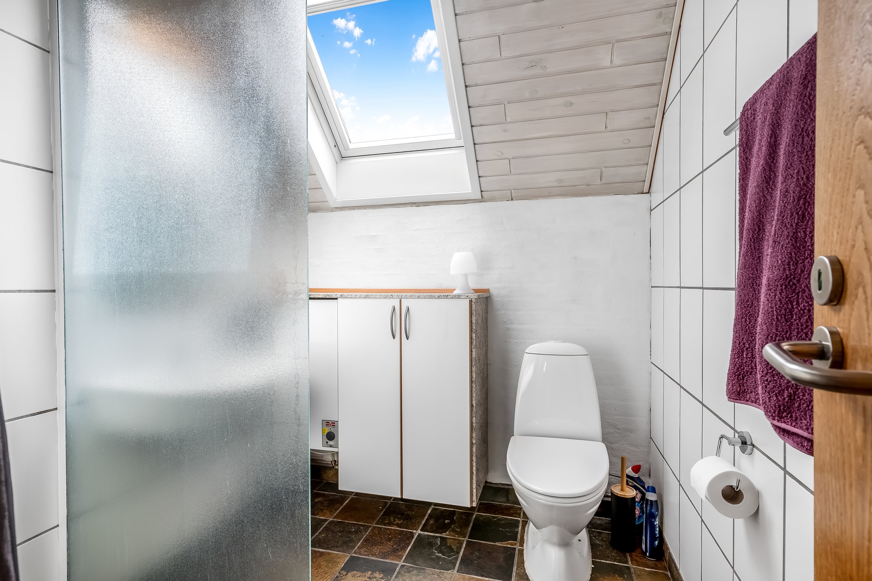 Fremhævet badeværelse billede i fuldskærmstilstand. Billede af Hjelmevej 5, Søndervig, 6950 Ringkøbing