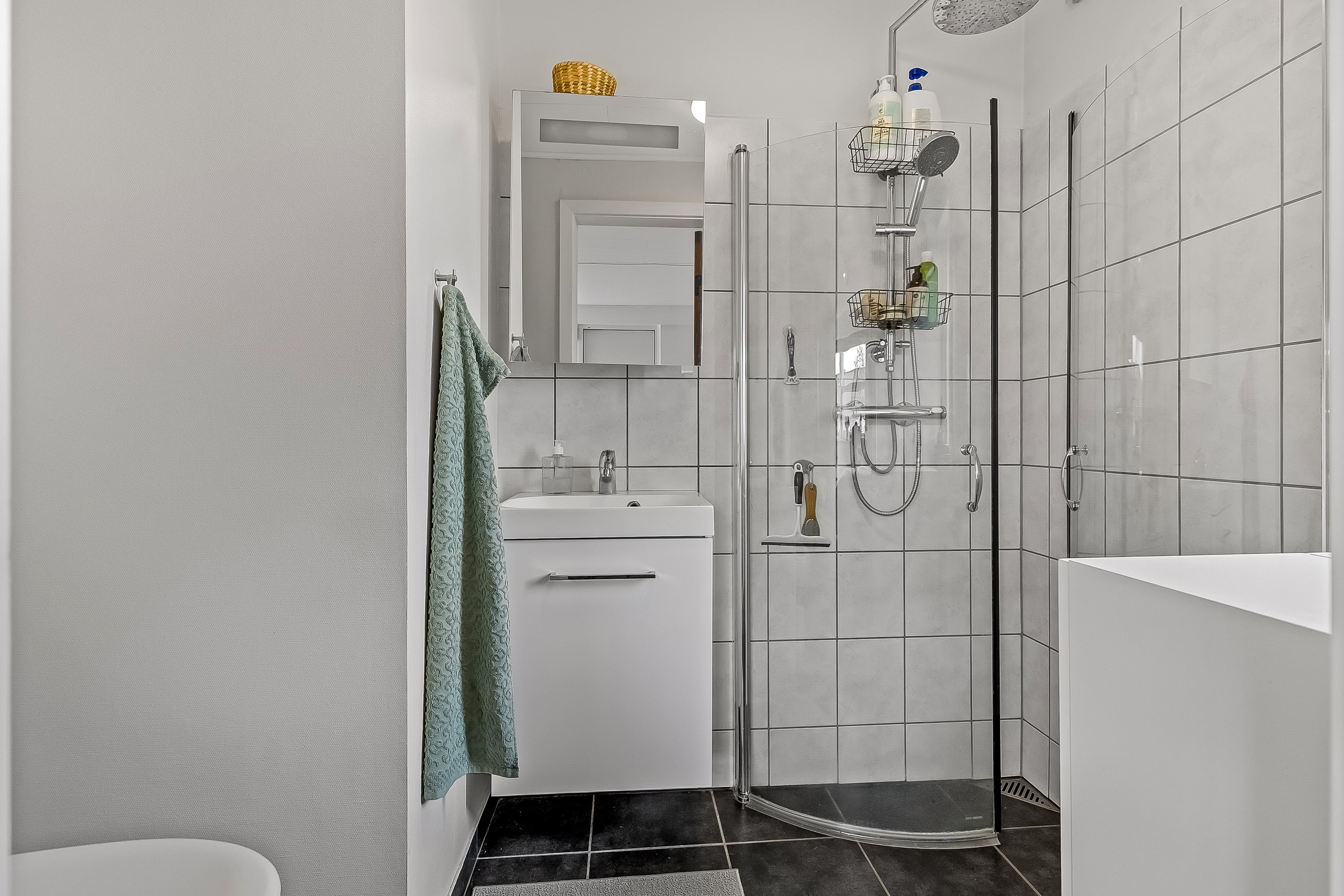 Fremhævet badeværelse billede i fuldskærmstilstand. Billede af Holtegårdsvej 22, Erritsø, 7000 Fredericia