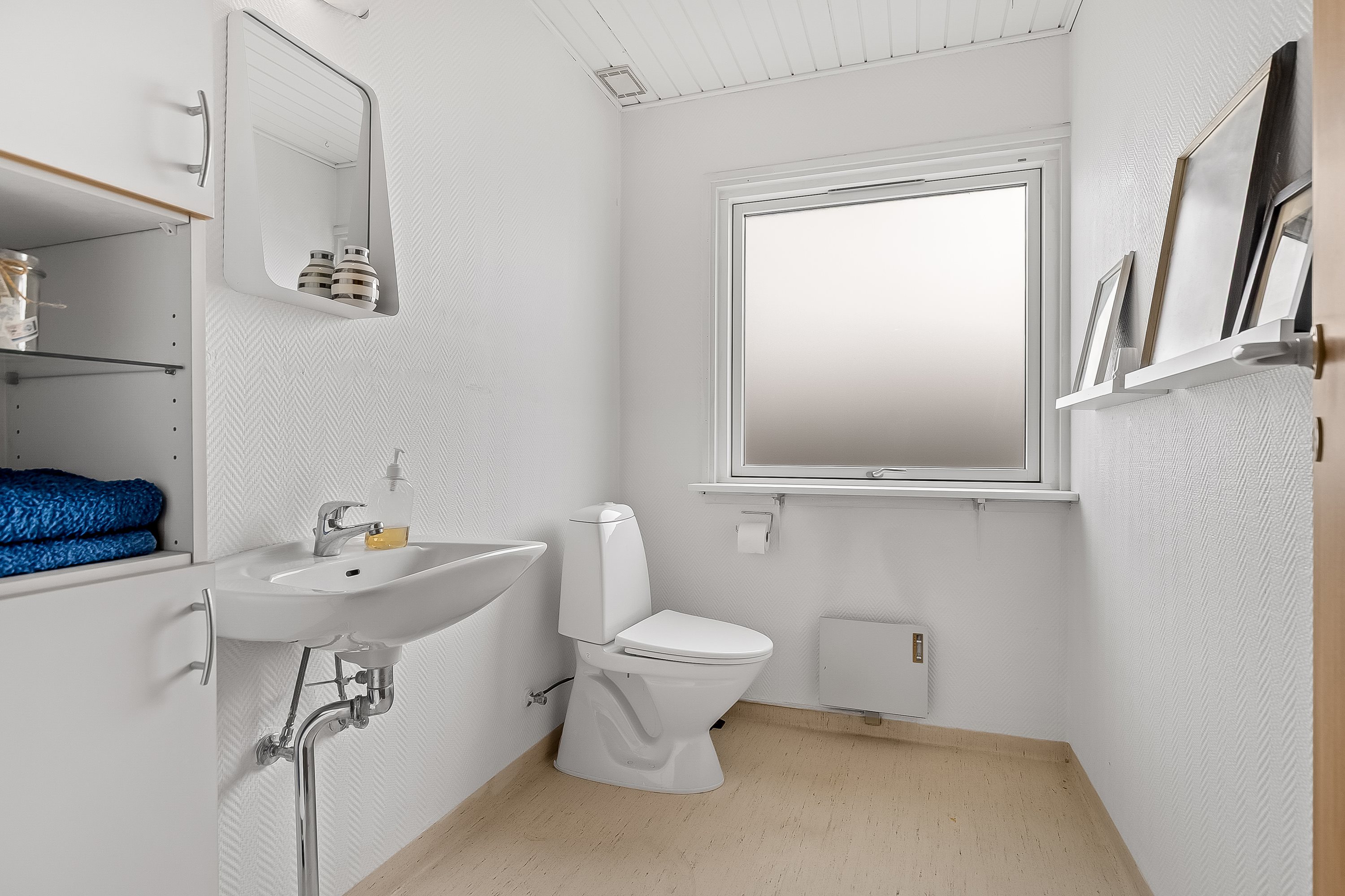 Fremhævet toilet, tagetage billede i fuldskærmstilstand. Billede af Holtegårdsvej 22, Erritsø, 7000 Fredericia