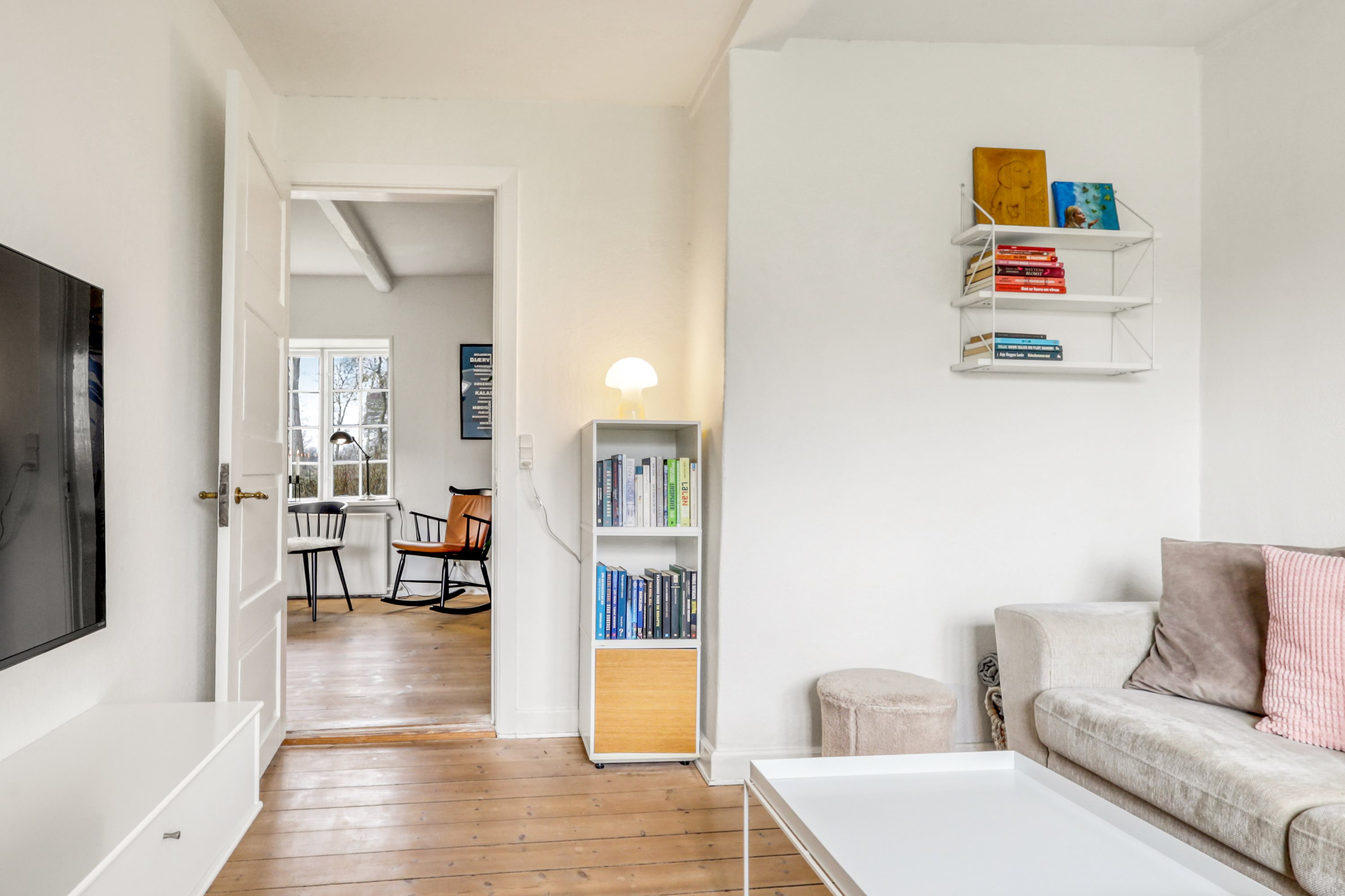 Fremhævet stue billede i fuldskærmstilstand. Billede af Elvira Madigans Vej 14, Tåsinge, 5700 Svendborg