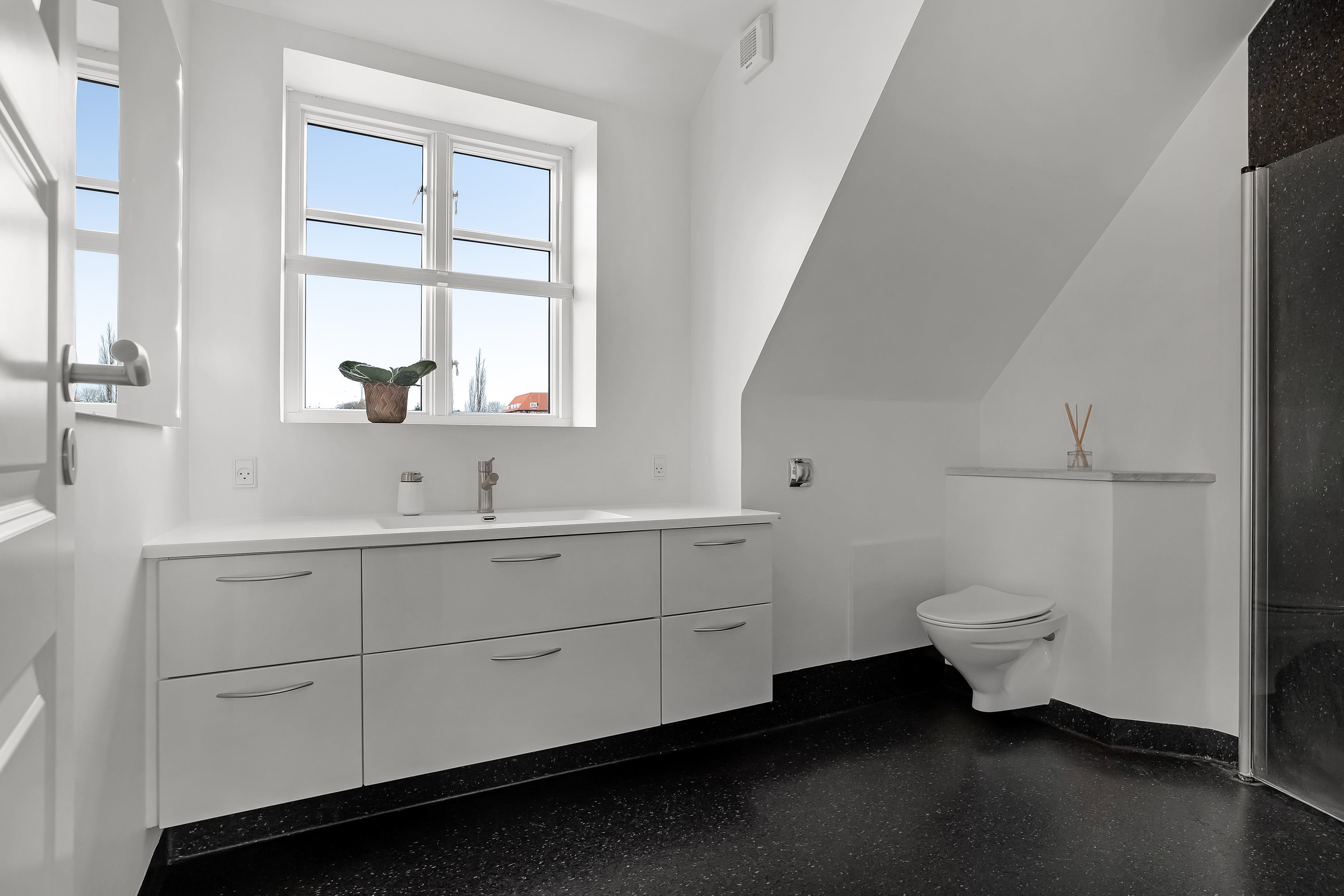 Fremhævet badeværelse billede i fuldskærmstilstand. Billede af Åglimt 12, 7500 Holstebro