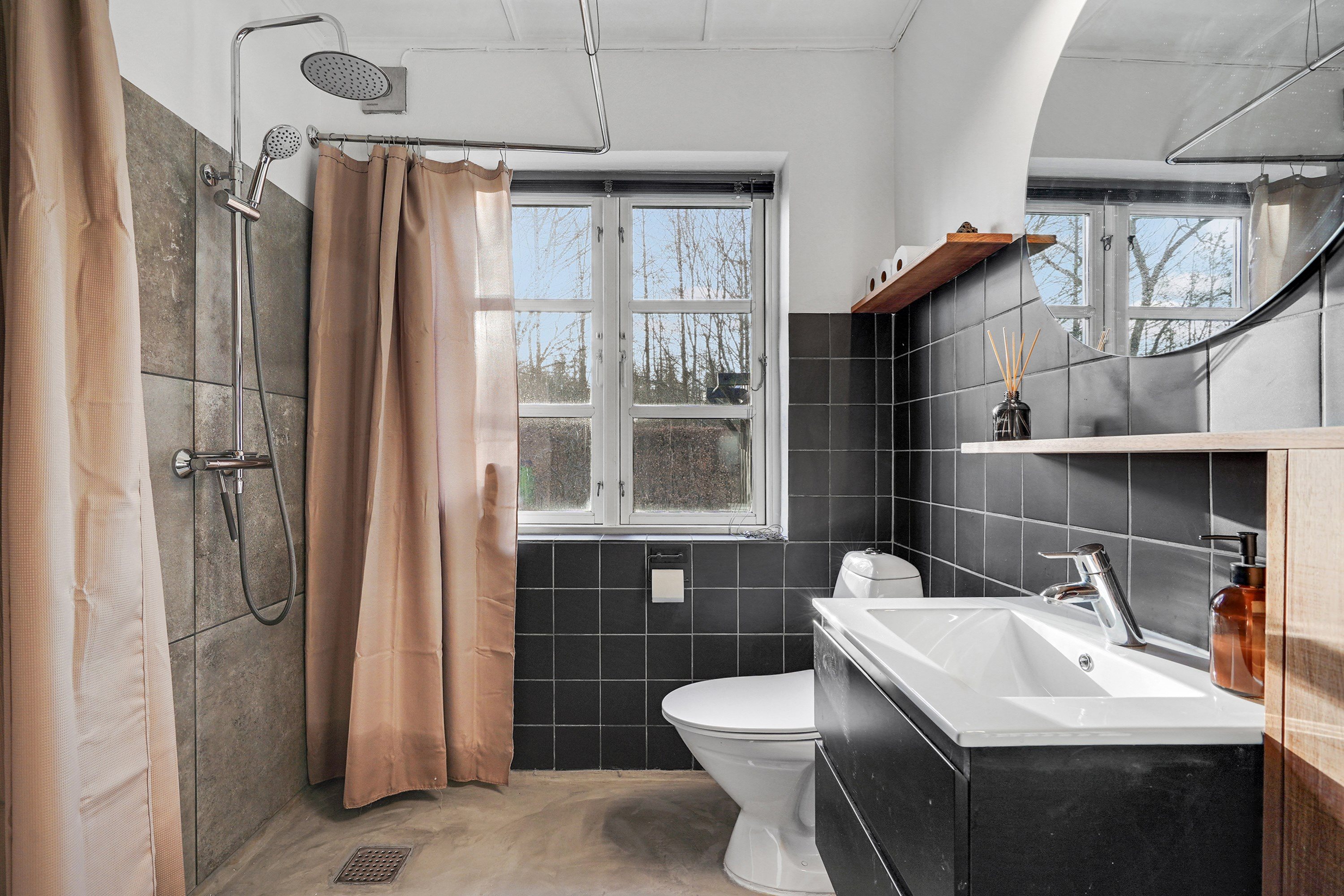 Fremhævet badeværelse billede i fuldskærmstilstand. Billede af Almstokvej 17, 7190 Billund