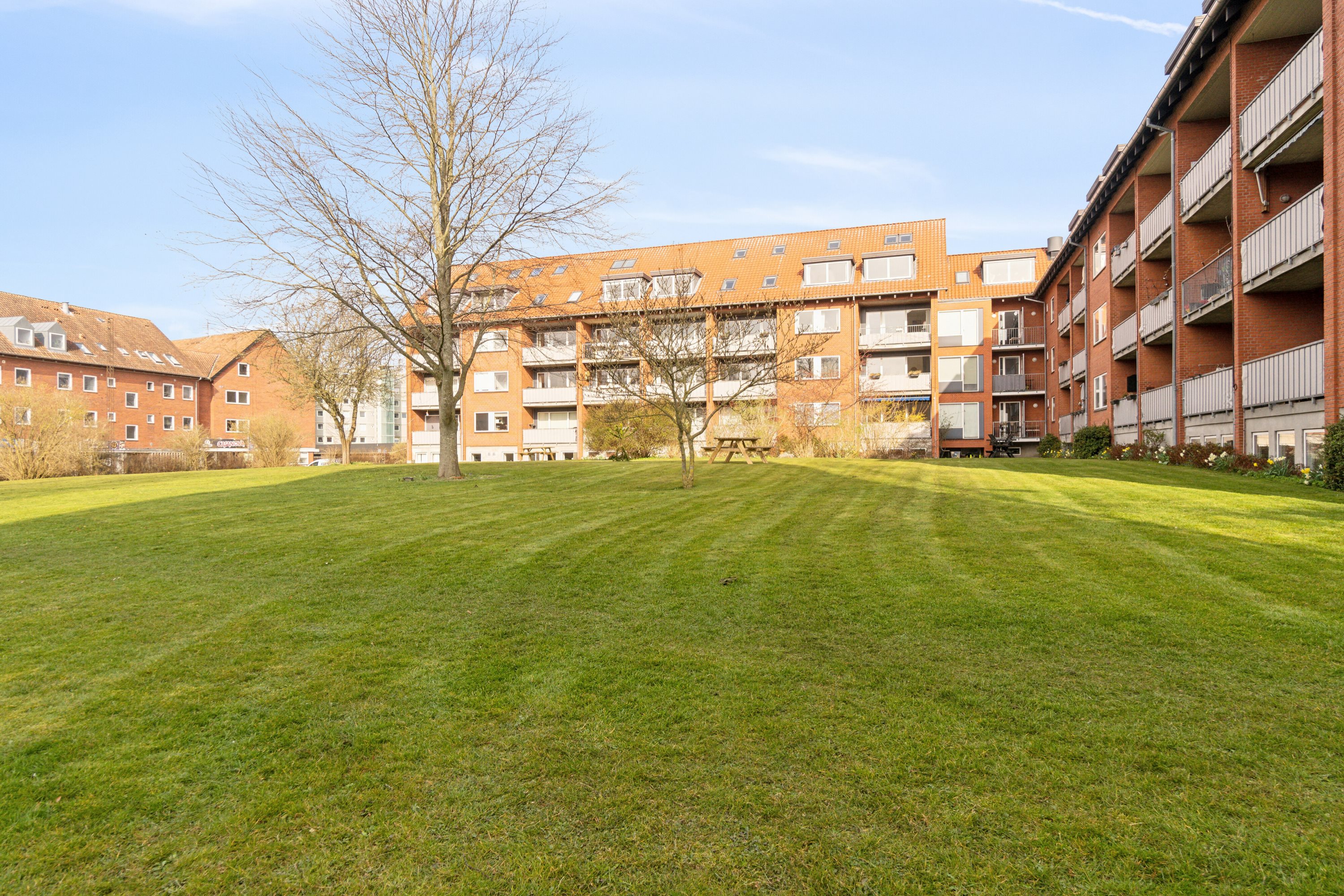 Fremhævet set fra haven billede i fuldskærmstilstand. Billede af Langenæs Allé 33, kld.., 8000 Aarhus C