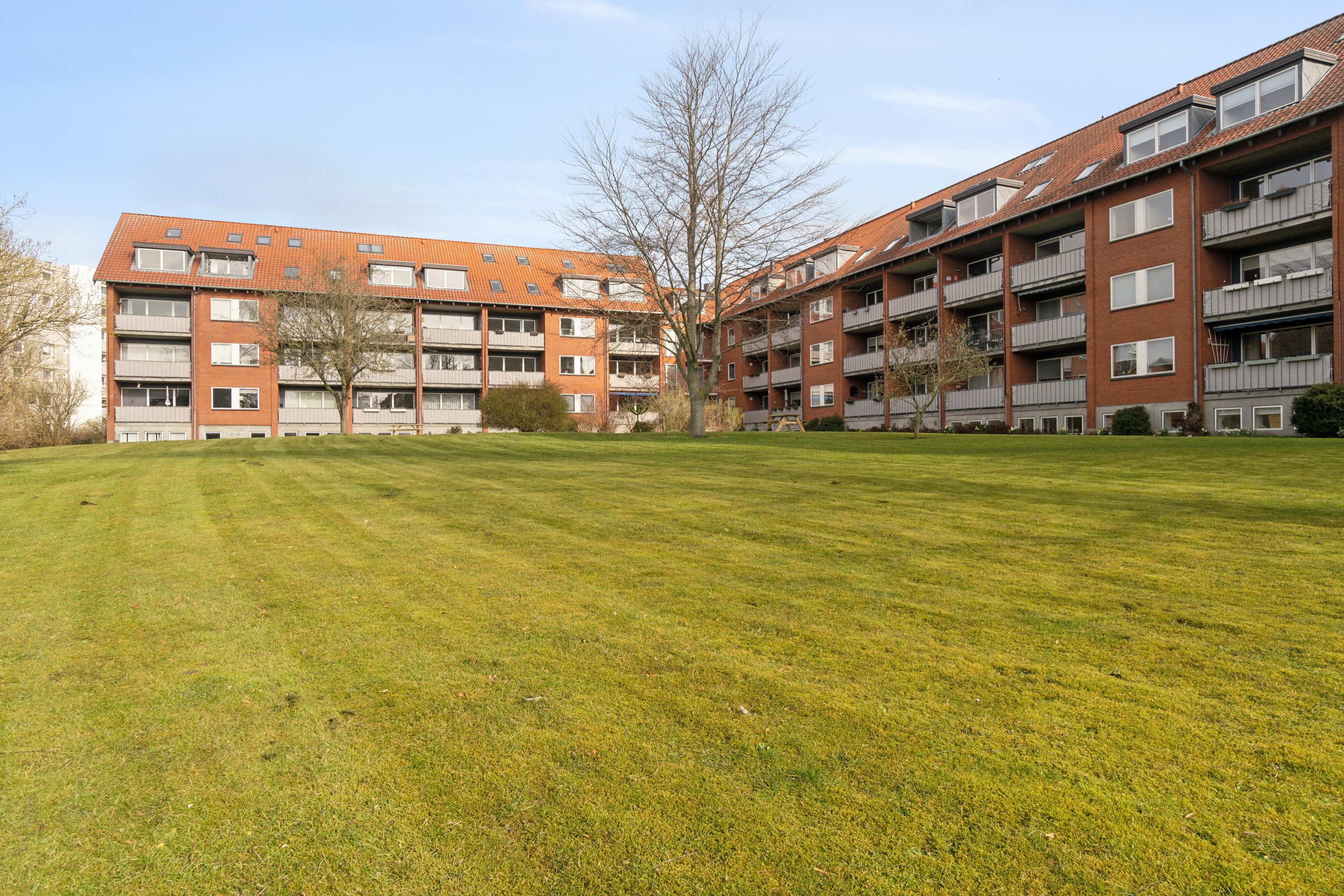 Fremhævet set fra haven billede i fuldskærmstilstand. Billede af Langenæs Allé 33, kld.., 8000 Aarhus C