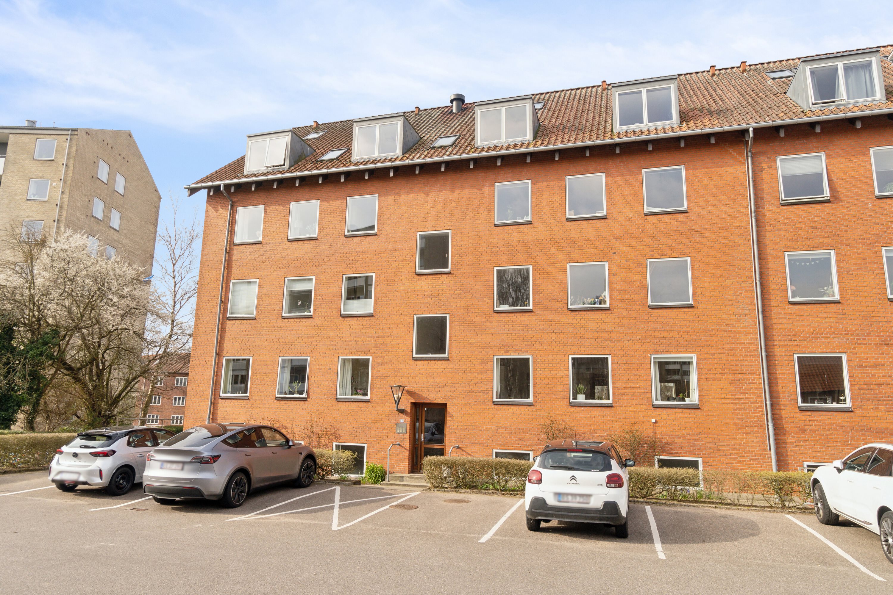 Fremhævet set fra vejen billede i fuldskærmstilstand. Billede af Langenæs Allé 33, kld.., 8000 Aarhus C