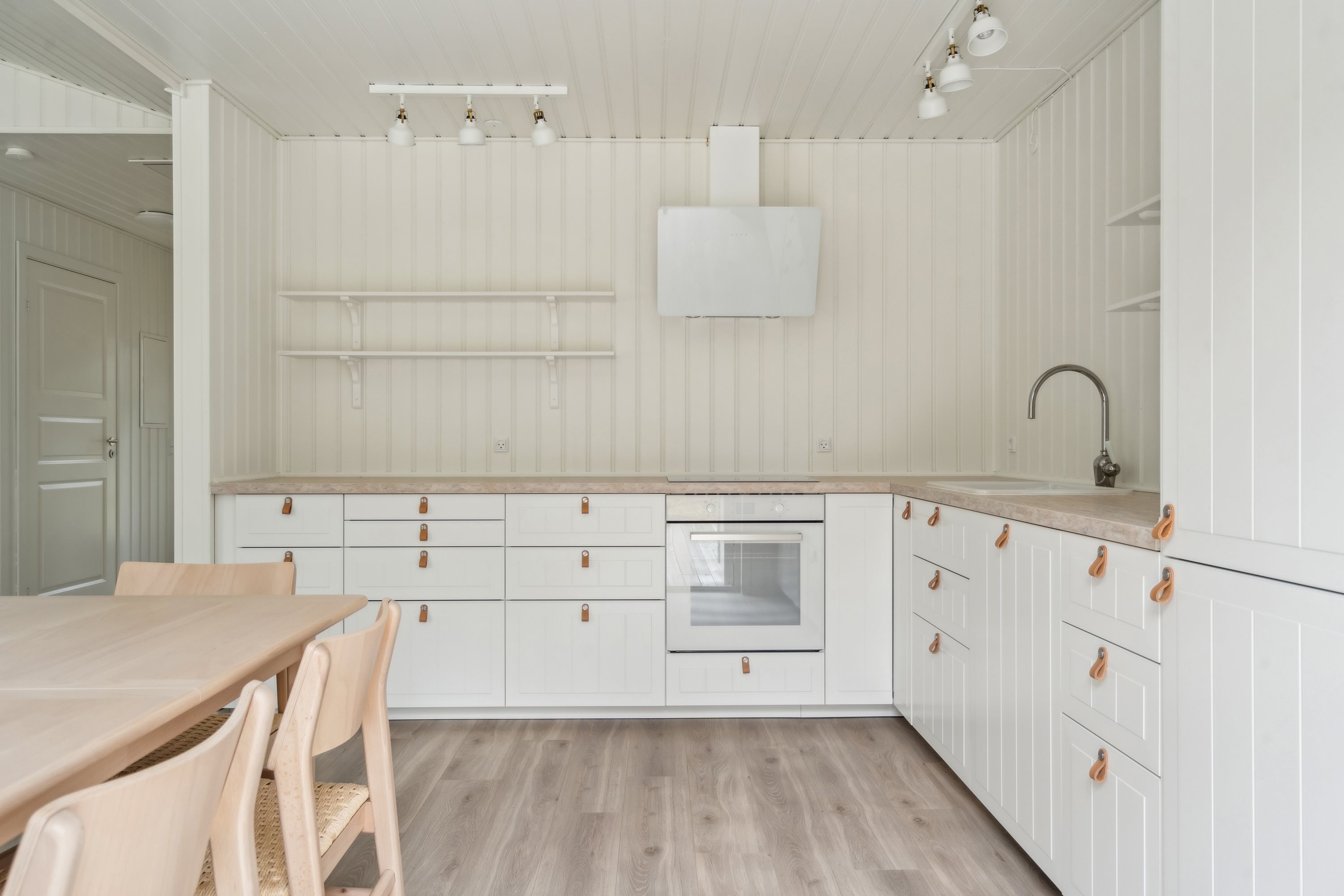 Fremhævet køkken billede i fuldskærmstilstand. Billede af Banstensvejen 84, Nordmarken, 9940 Læsø