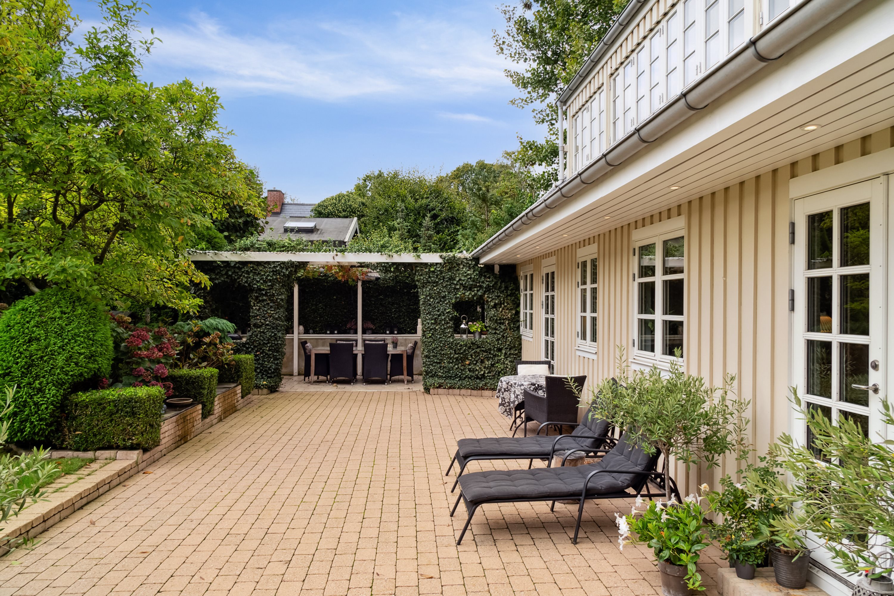 Miniaturebillede 1: terrasse. Billede af Kong Valdemars Vej 46, Søllerød, 2840 Holte