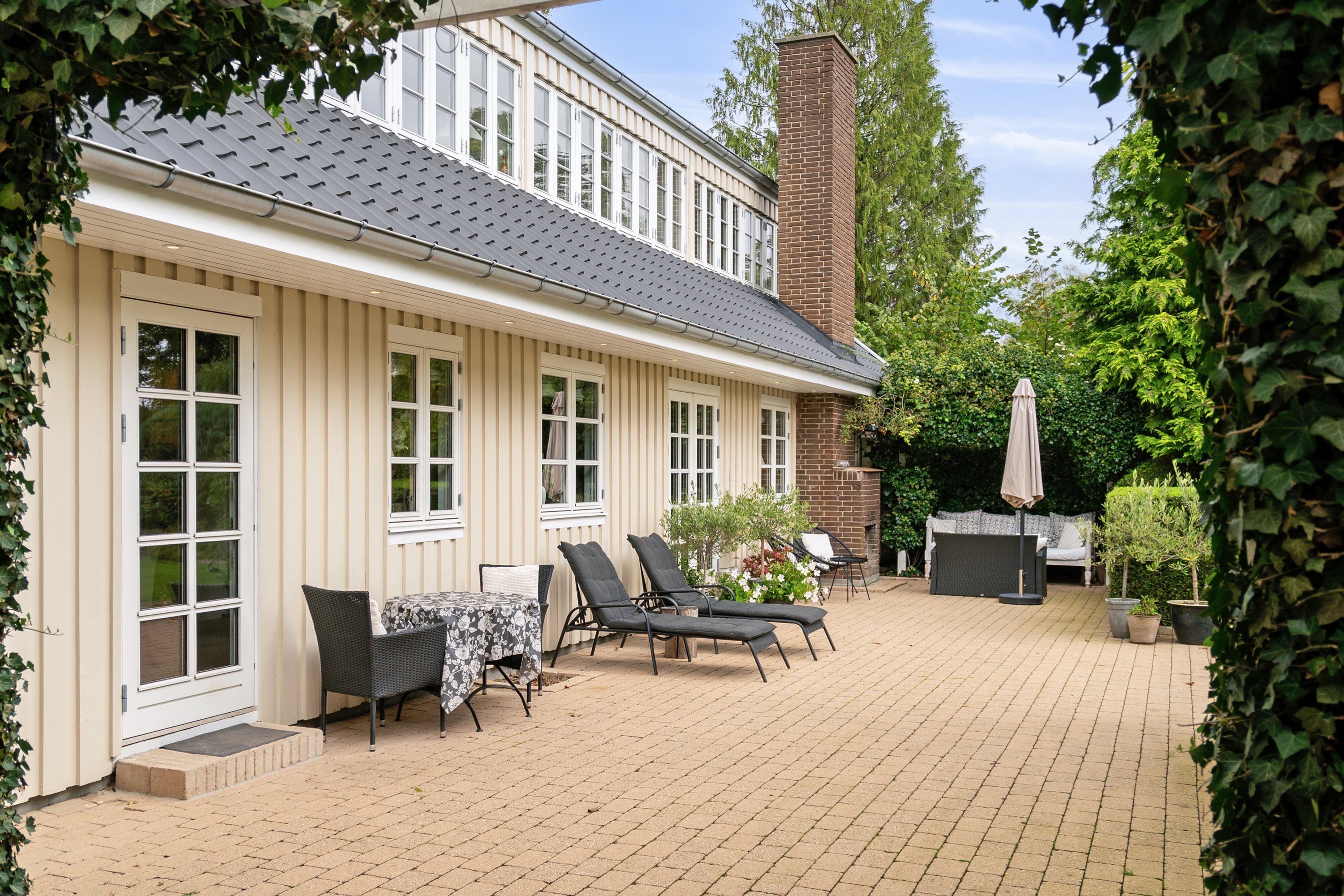 Fremhævet terrasse billede i fuldskærmstilstand. Billede af Kong Valdemars Vej 46, Søllerød, 2840 Holte