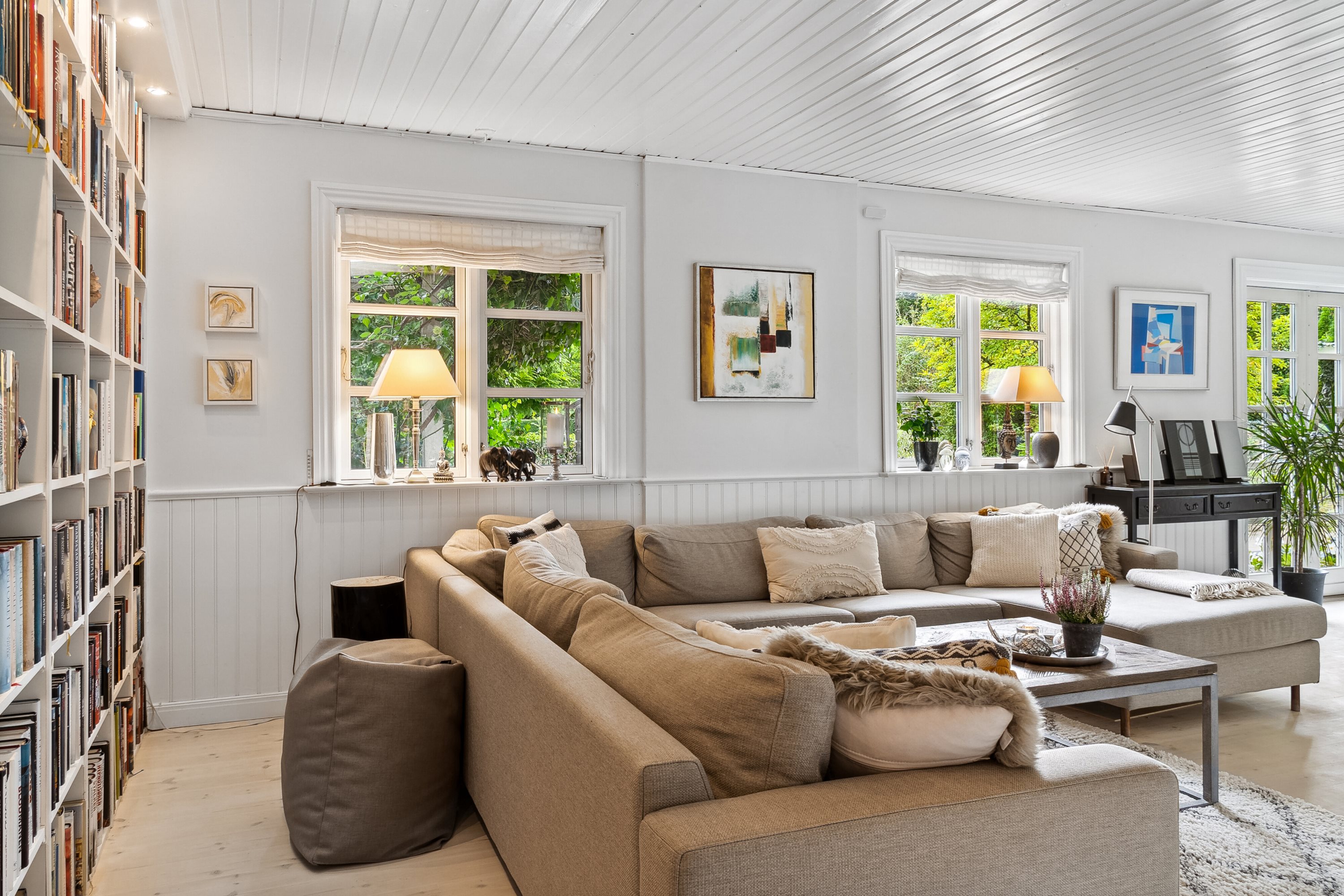 Fremhævet stue billede i fuldskærmstilstand. Billede af Kong Valdemars Vej 46, Søllerød, 2840 Holte