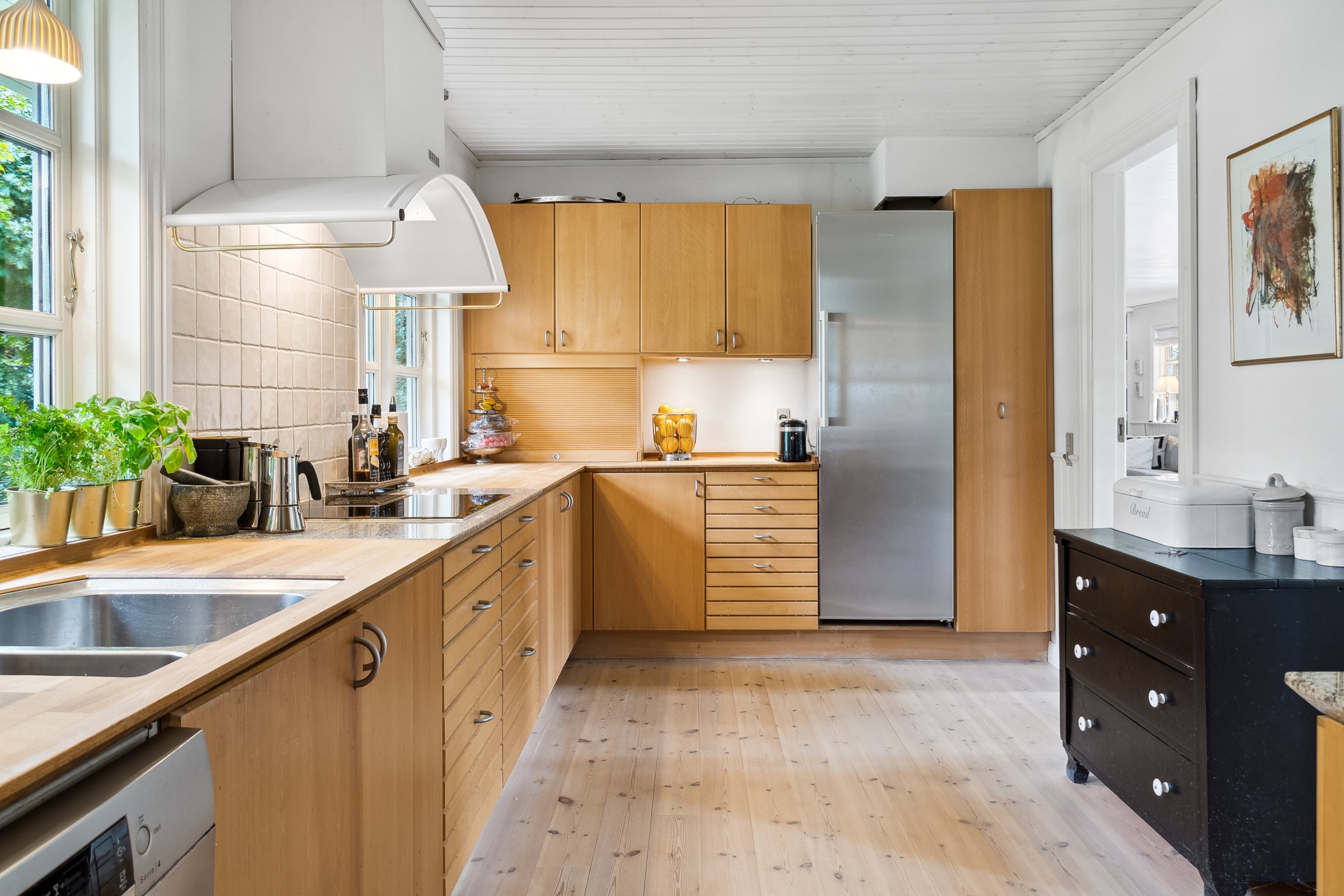 Fremhævet køkken billede i fuldskærmstilstand. Billede af Kong Valdemars Vej 46, Søllerød, 2840 Holte