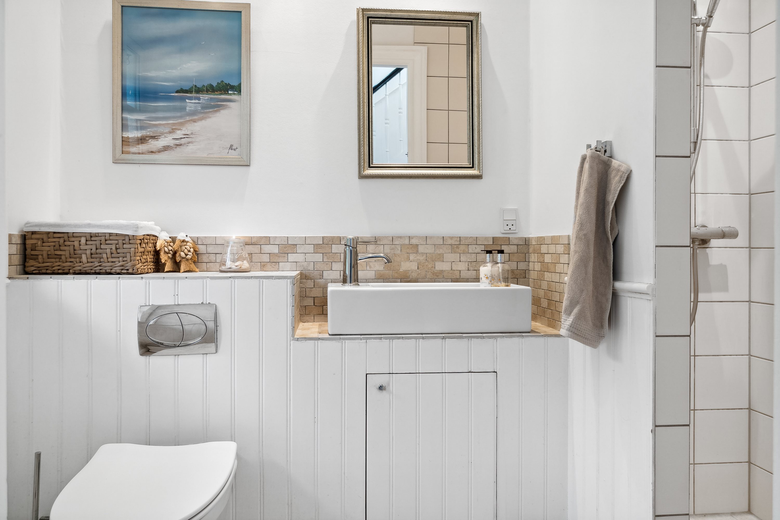 Fremhævet brusebadeværelse billede i fuldskærmstilstand. Billede af Kong Valdemars Vej 46, Søllerød, 2840 Holte