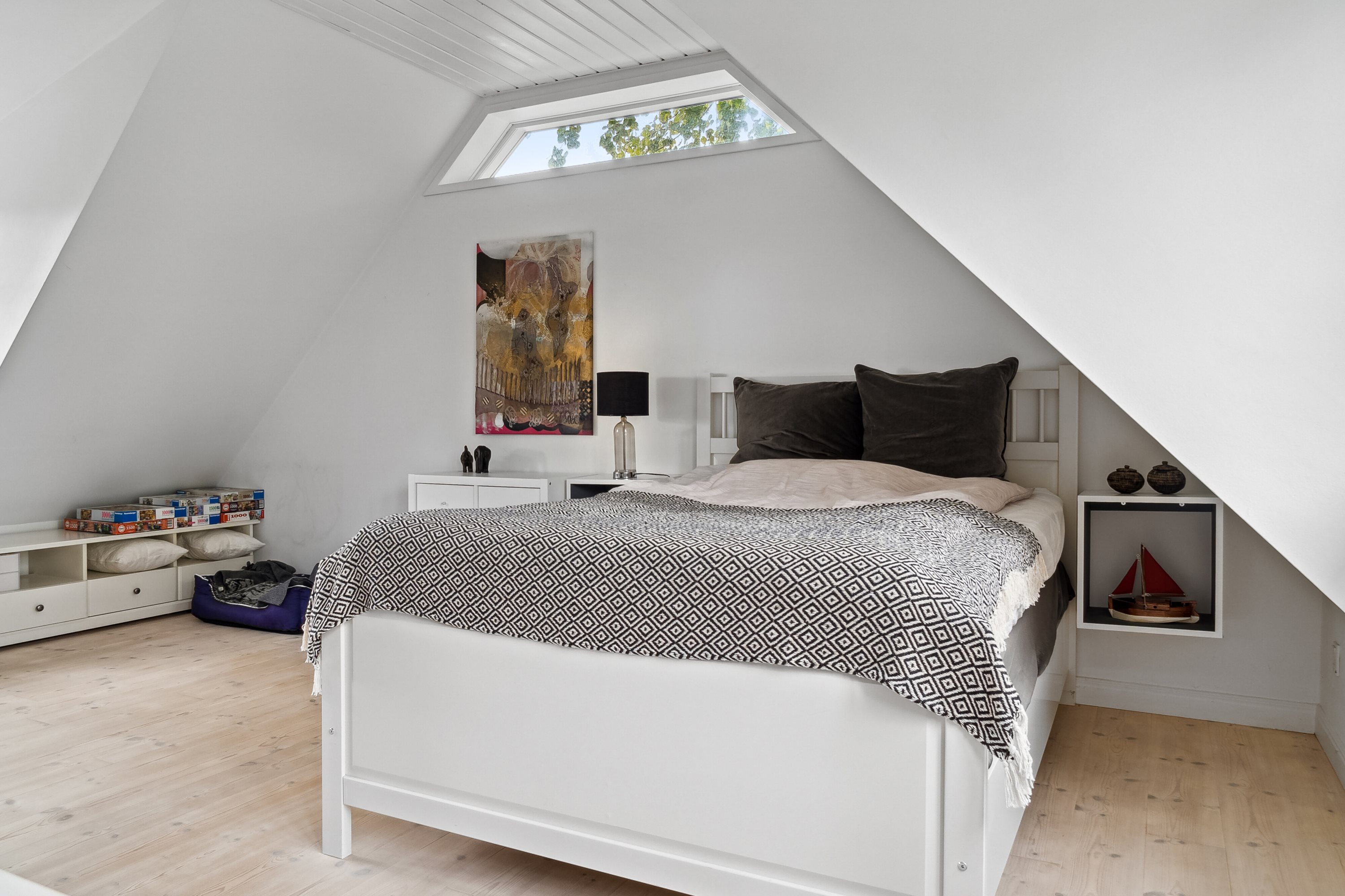 Fremhævet soveværelse billede i fuldskærmstilstand. Billede af Kong Valdemars Vej 46, Søllerød, 2840 Holte