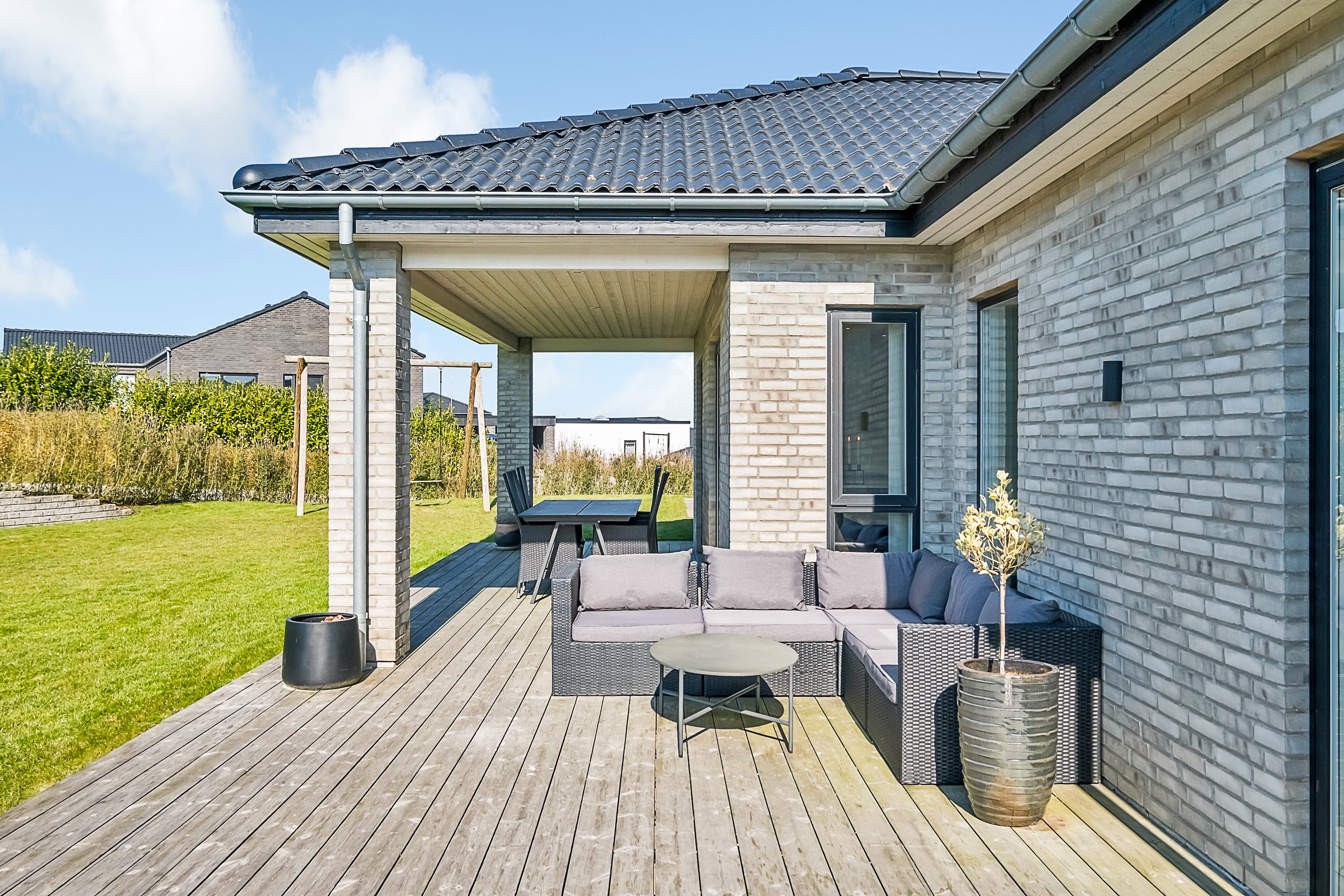 Miniaturebillede 1: terrasse. Billede af Byhøjengen 65, 8380 Trige