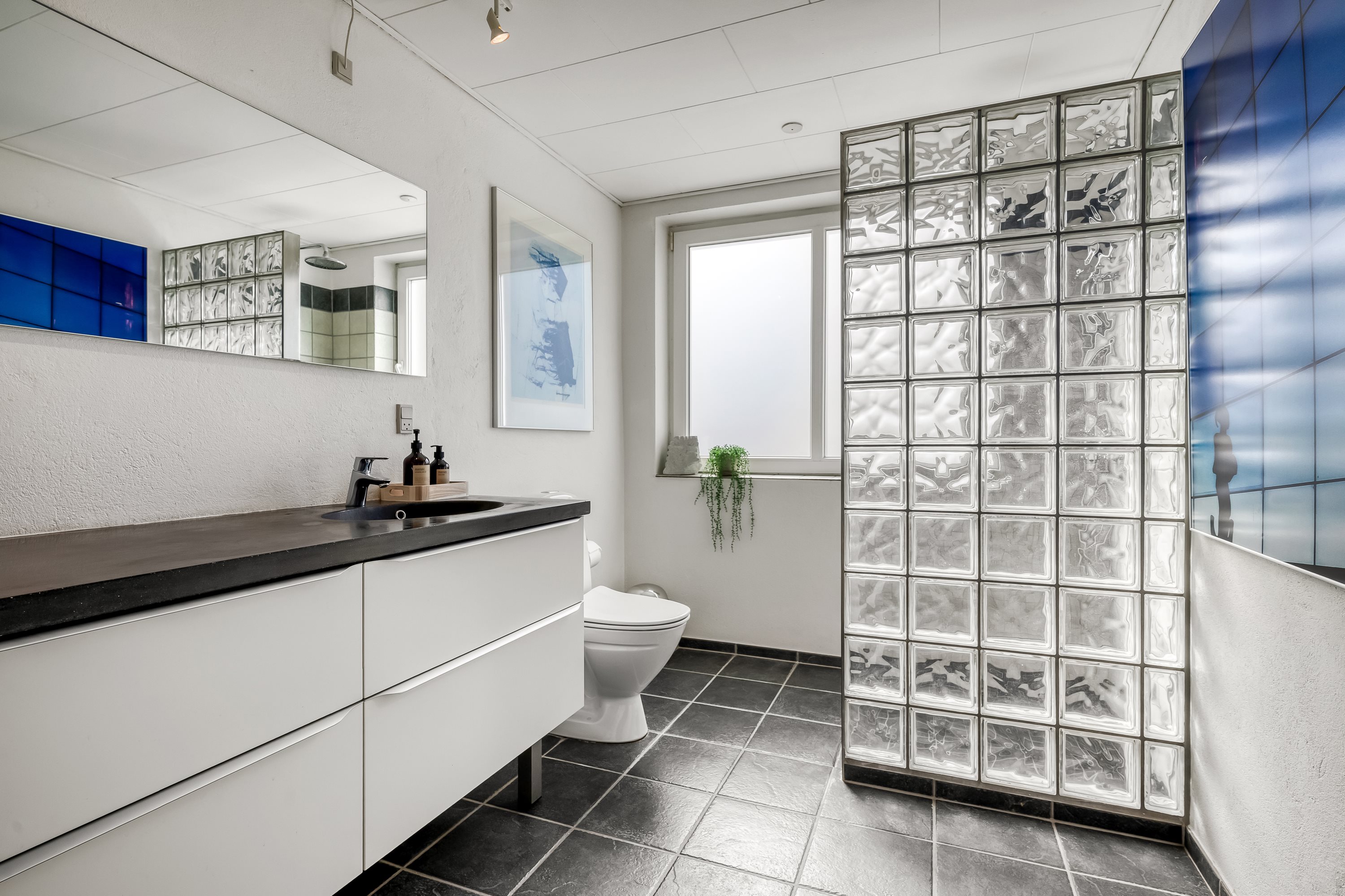 Fremhævet badeværelse billede i fuldskærmstilstand. Billede af Granbakken 9, 7500 Holstebro