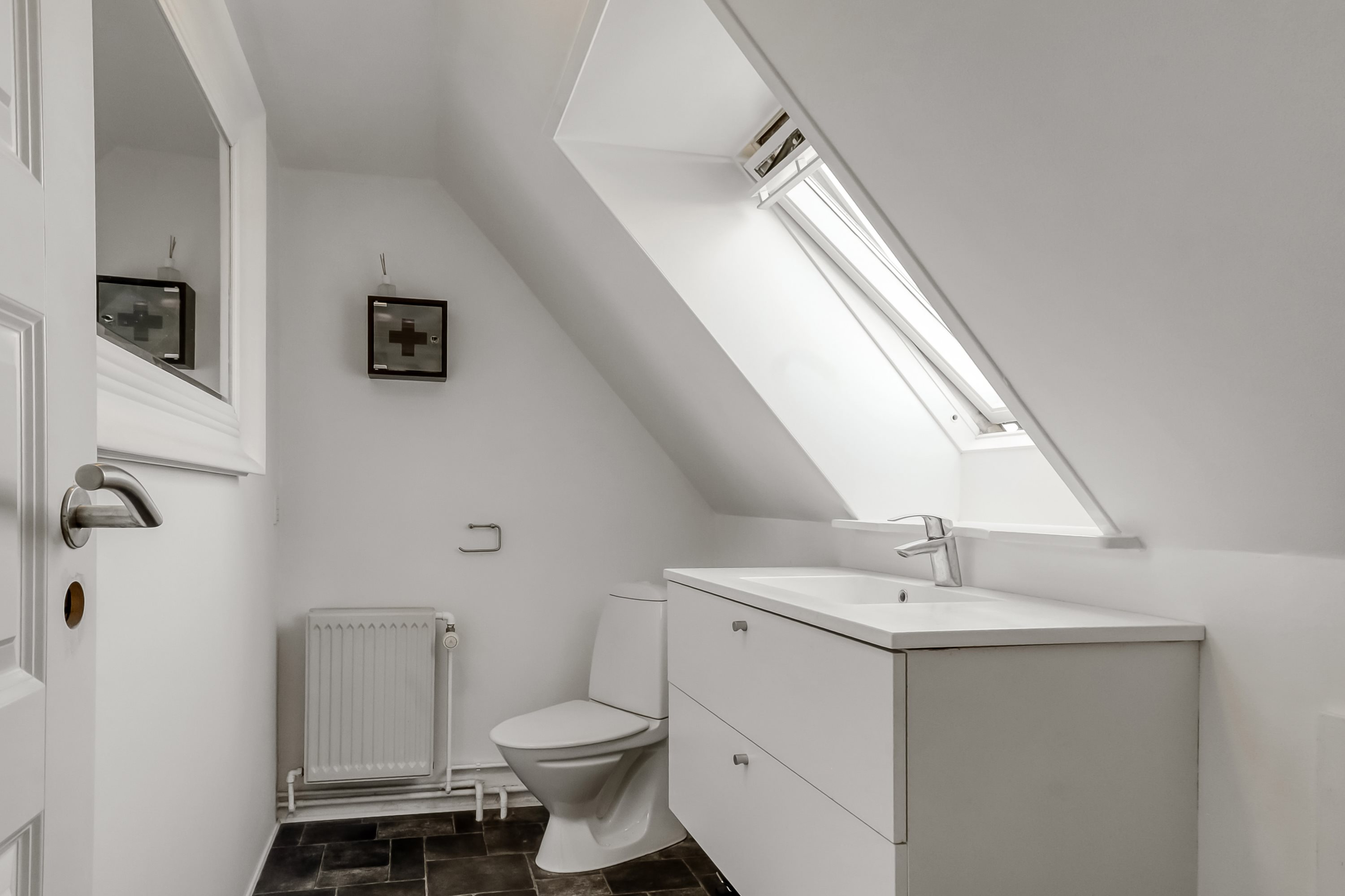 Fremhævet toilet billede i fuldskærmstilstand. Billede af Kilenvej 14, Brudager, 5883 Oure