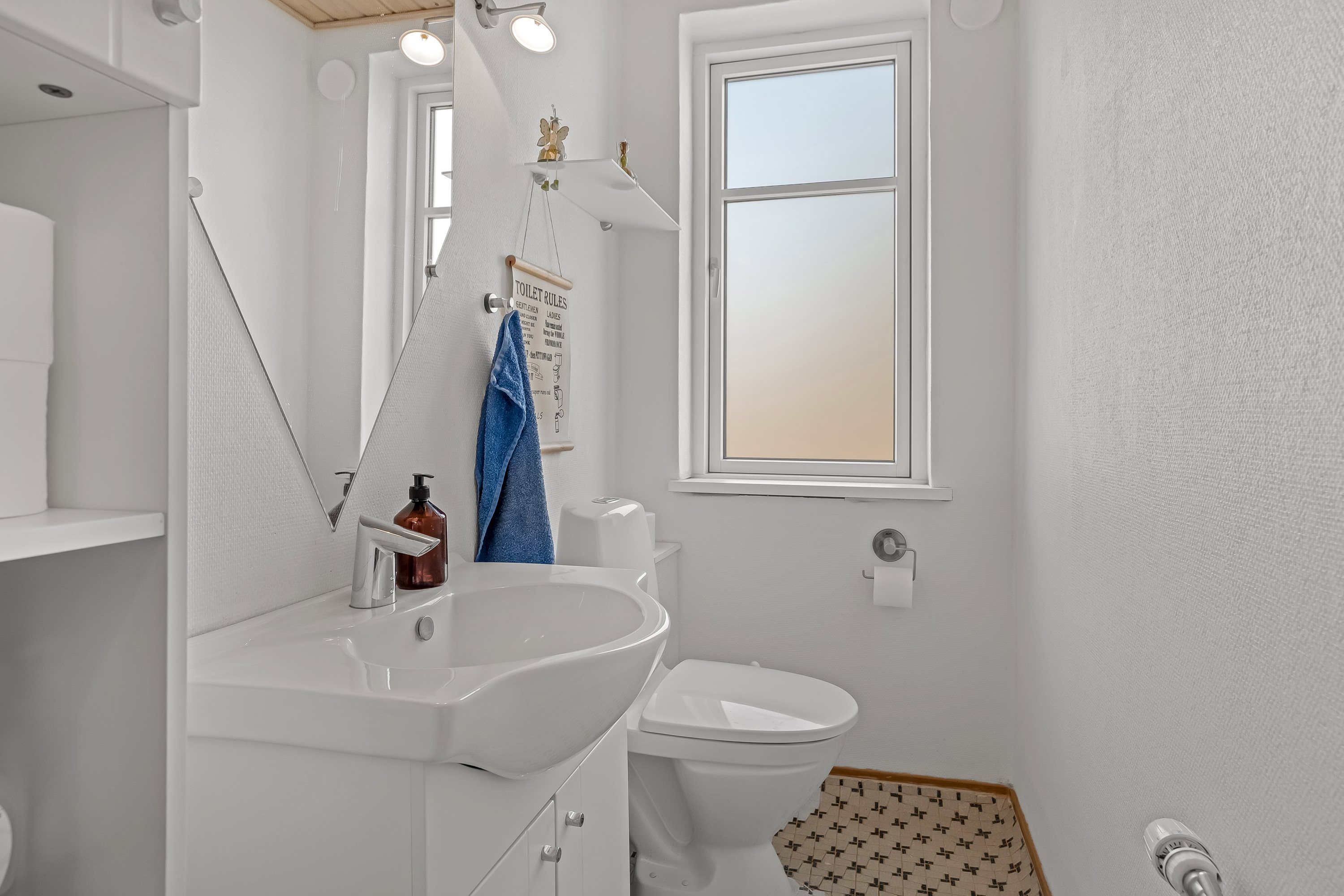 Fremhævet toilet billede i fuldskærmstilstand. Billede af Ryesvej 26, 7500 Holstebro