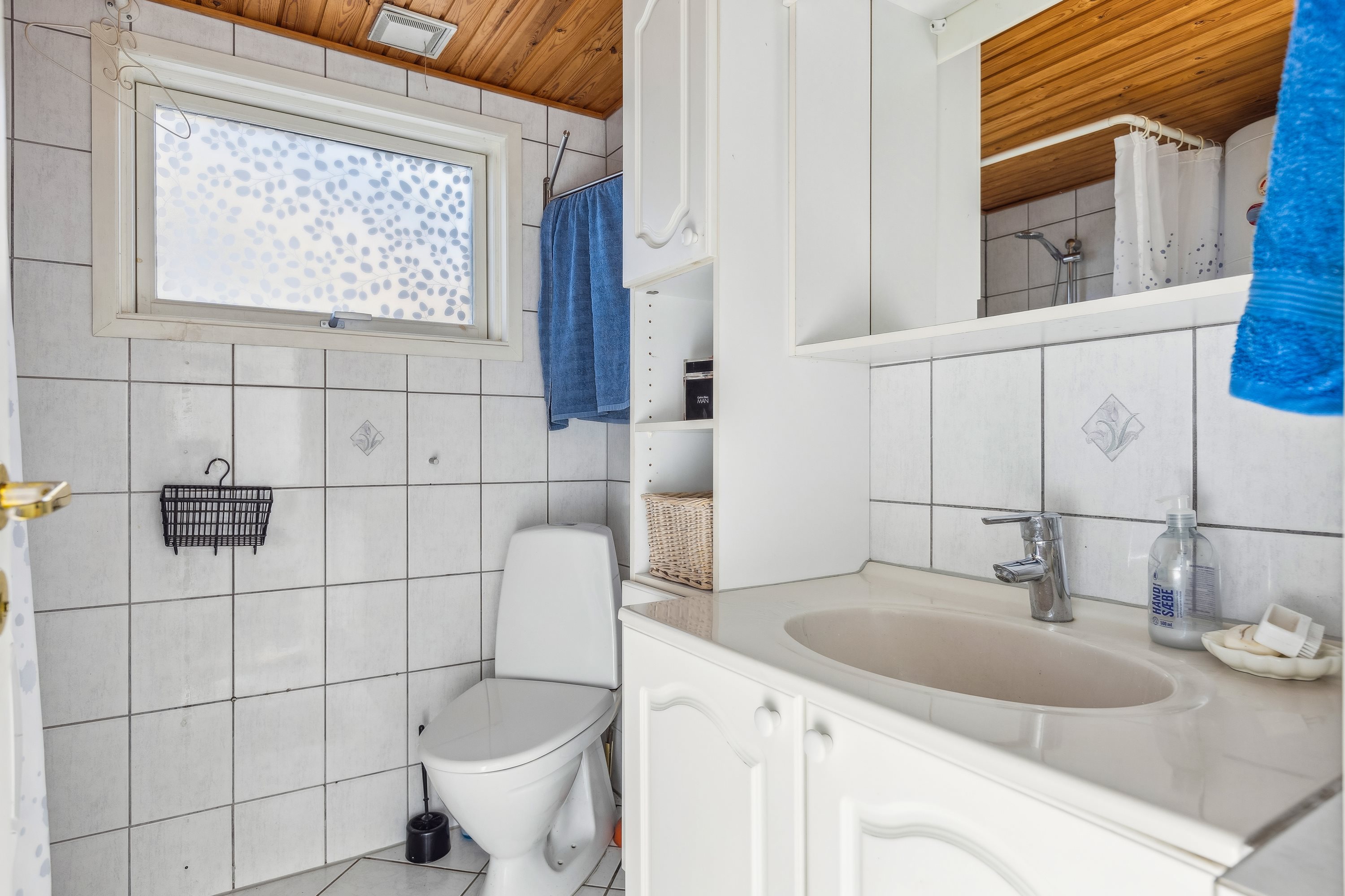 Fremhævet badeværelse billede i fuldskærmstilstand. Billede af Rønnevænget 15, Tørresø Strand, 5450 Otterup