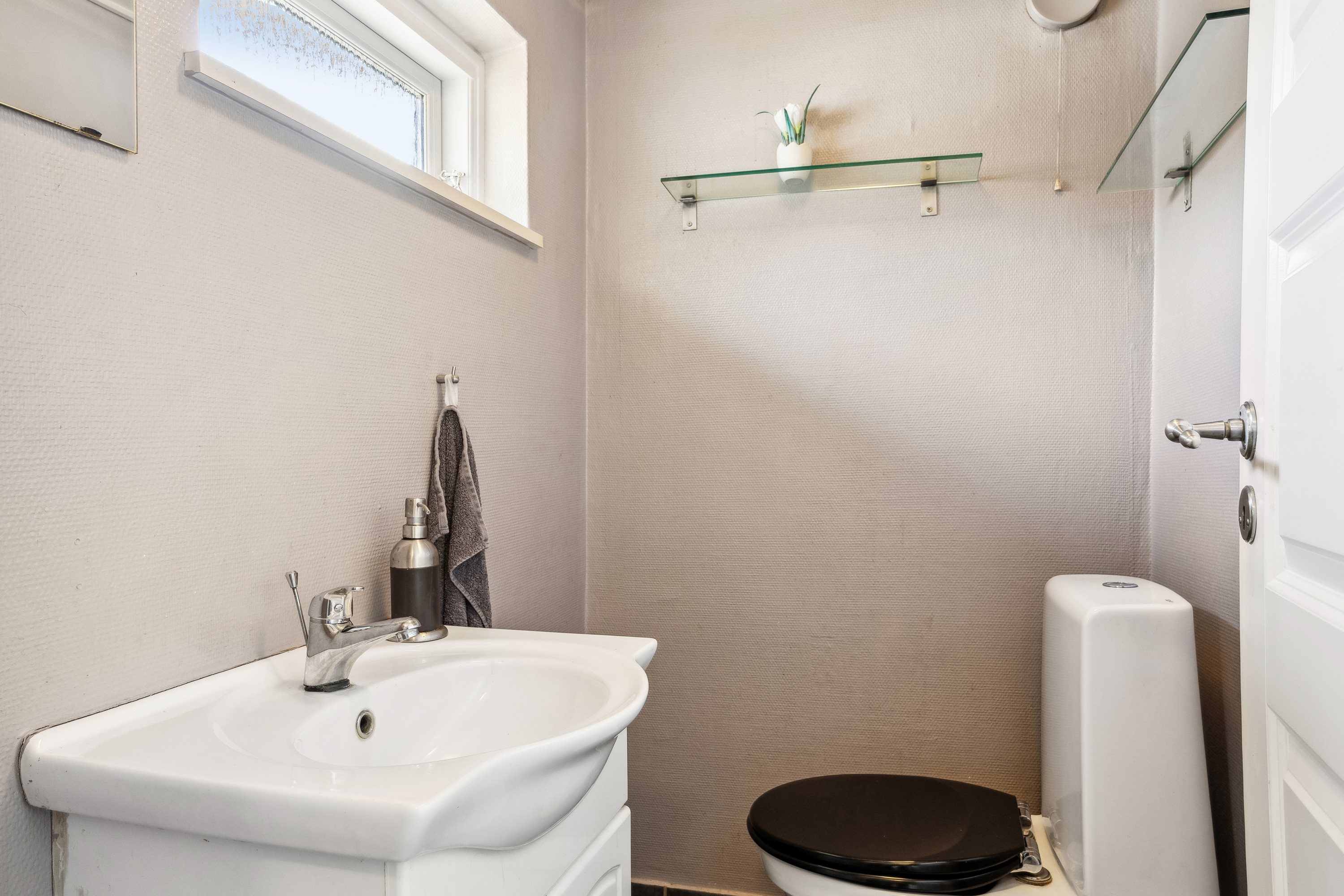 Fremhævet badeværelse billede i fuldskærmstilstand. Billede af Løve Gl Landevej 17, Løve, 4270 Høng