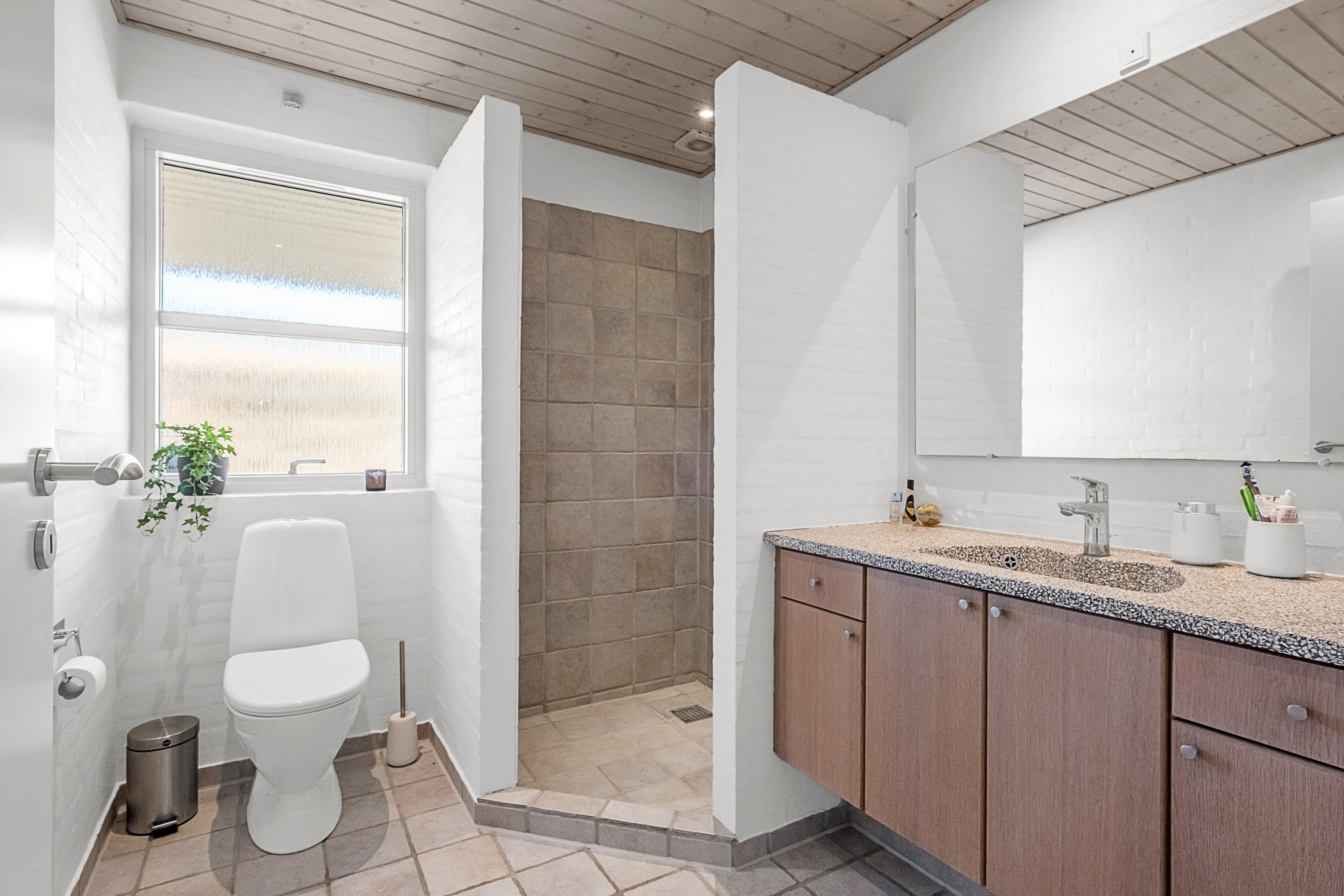 Fremhævet badeværelse billede i fuldskærmstilstand. Billede af Blåbærhaven 11, 8520 Lystrup