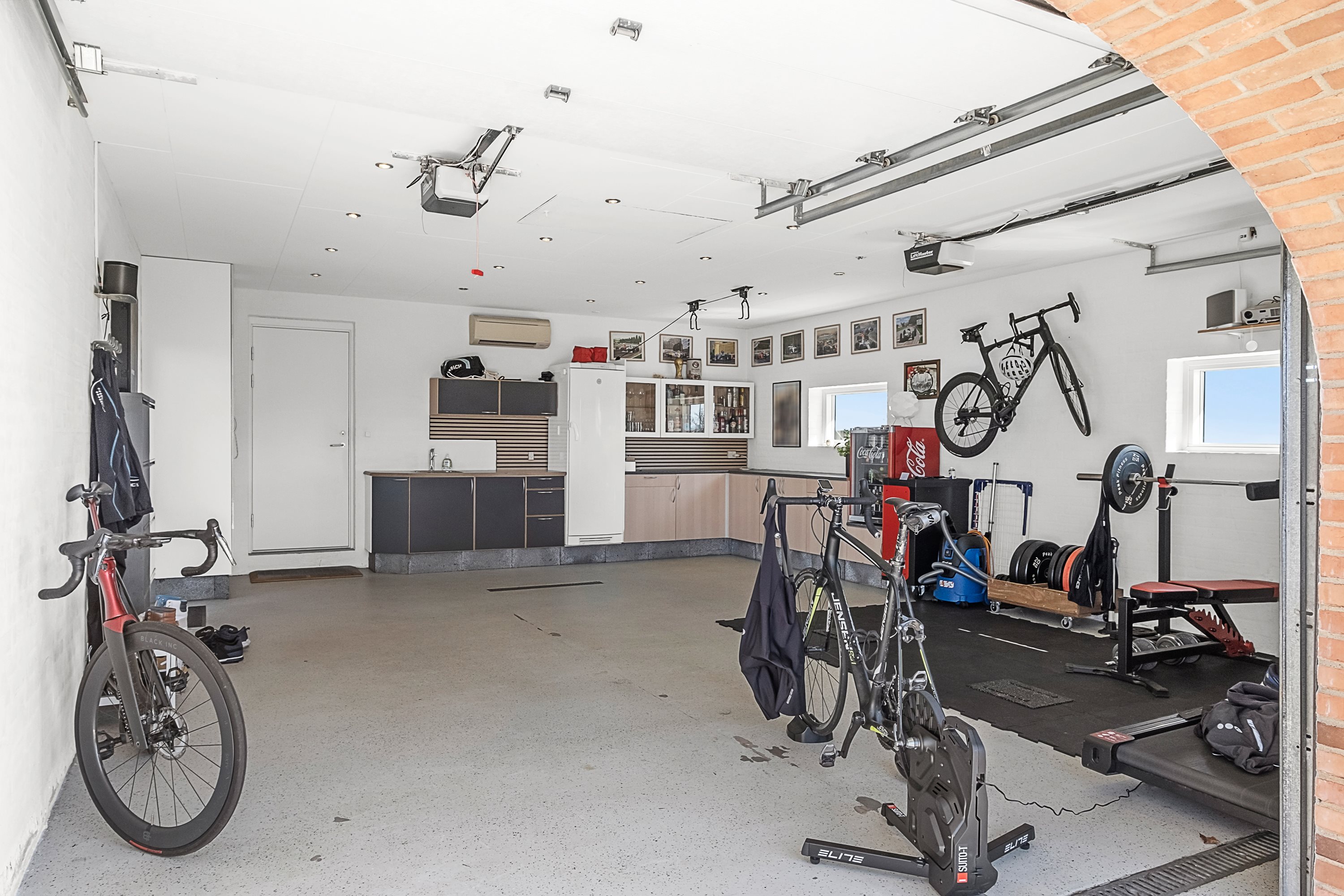 Fremhævet garage billede i fuldskærmstilstand. Billede af Blåbærhaven 11, 8520 Lystrup