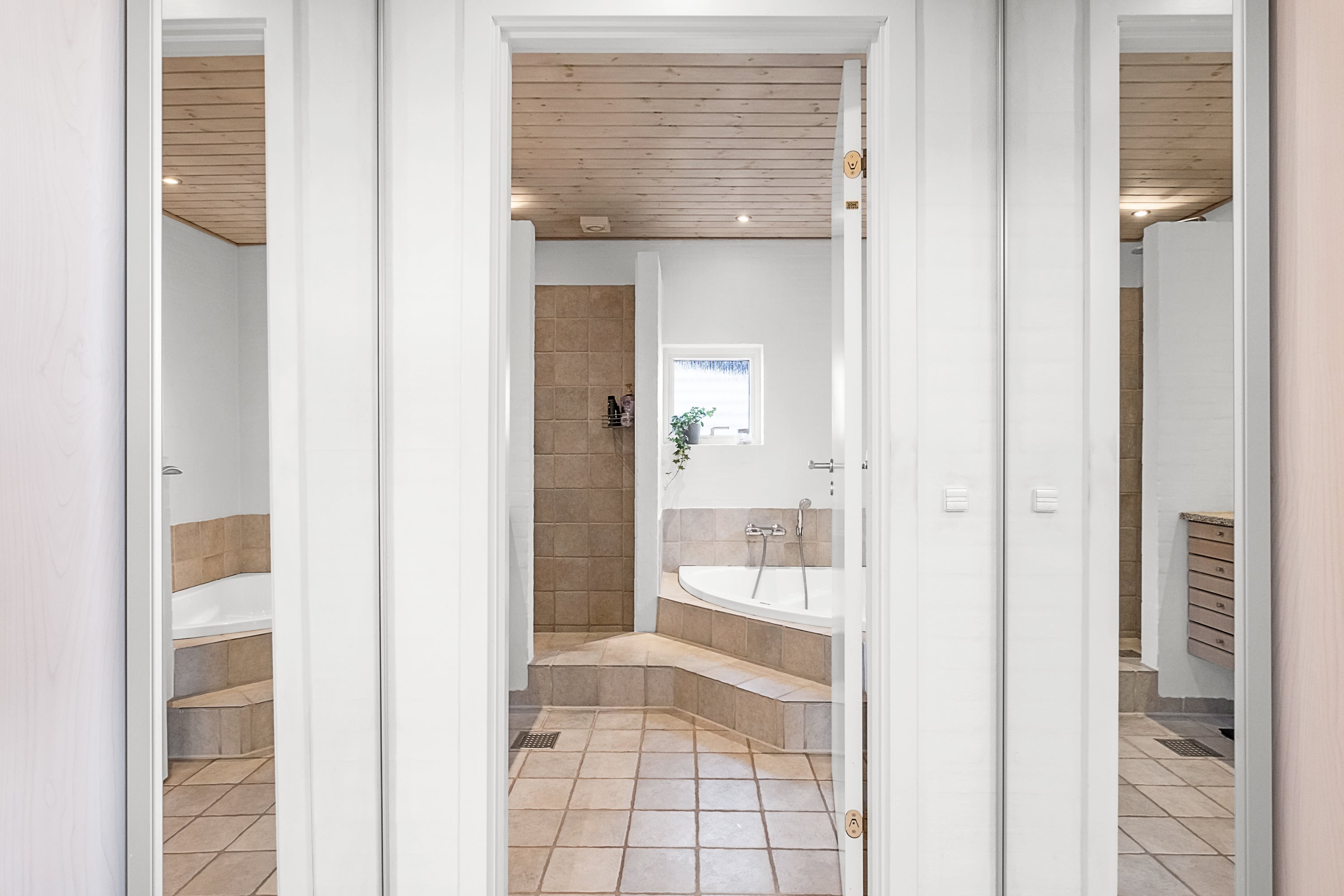 Fremhævet gang billede i fuldskærmstilstand. Billede af Blåbærhaven 11, 8520 Lystrup