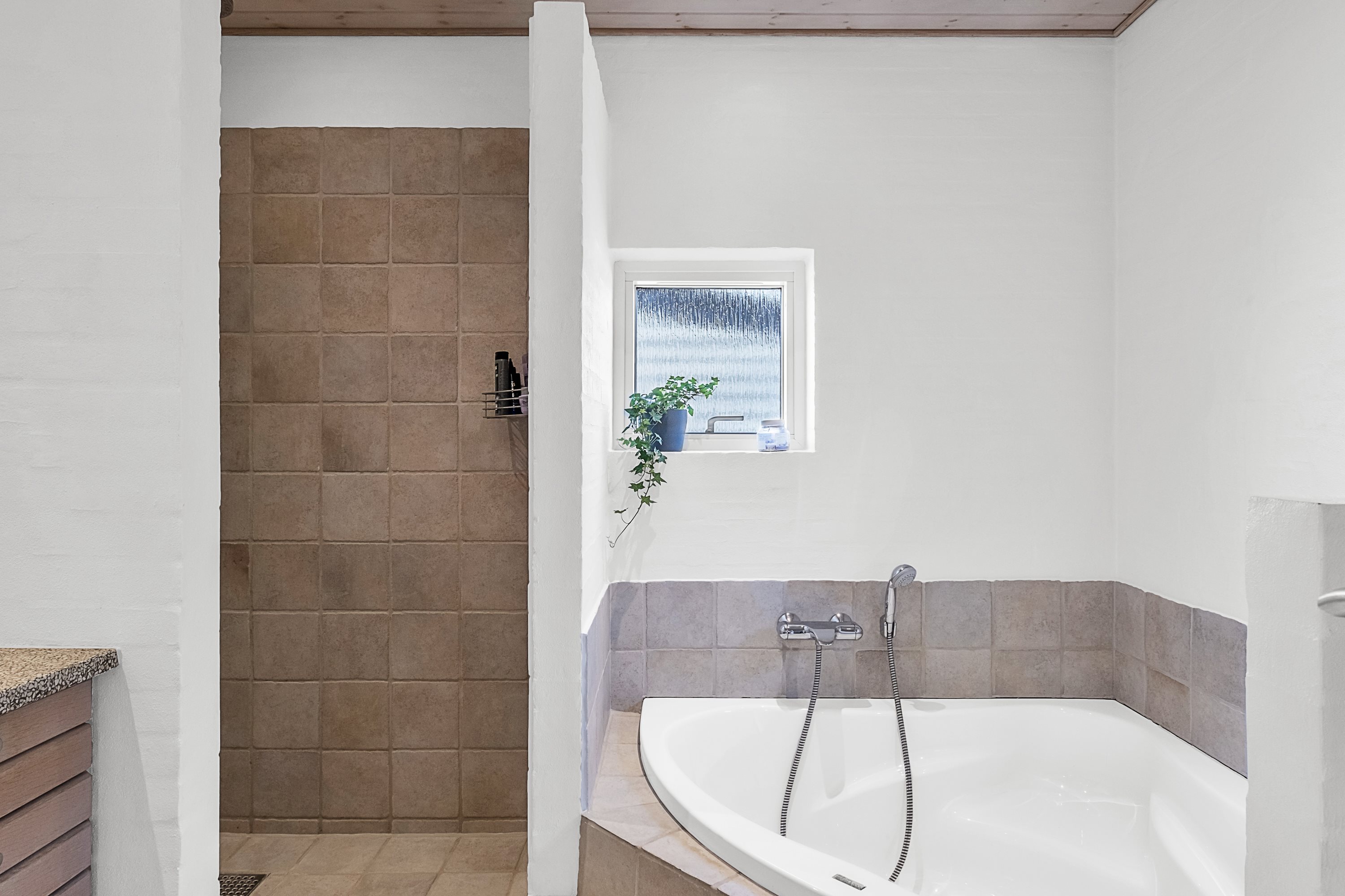 Fremhævet badeværelse billede i fuldskærmstilstand. Billede af Blåbærhaven 11, 8520 Lystrup