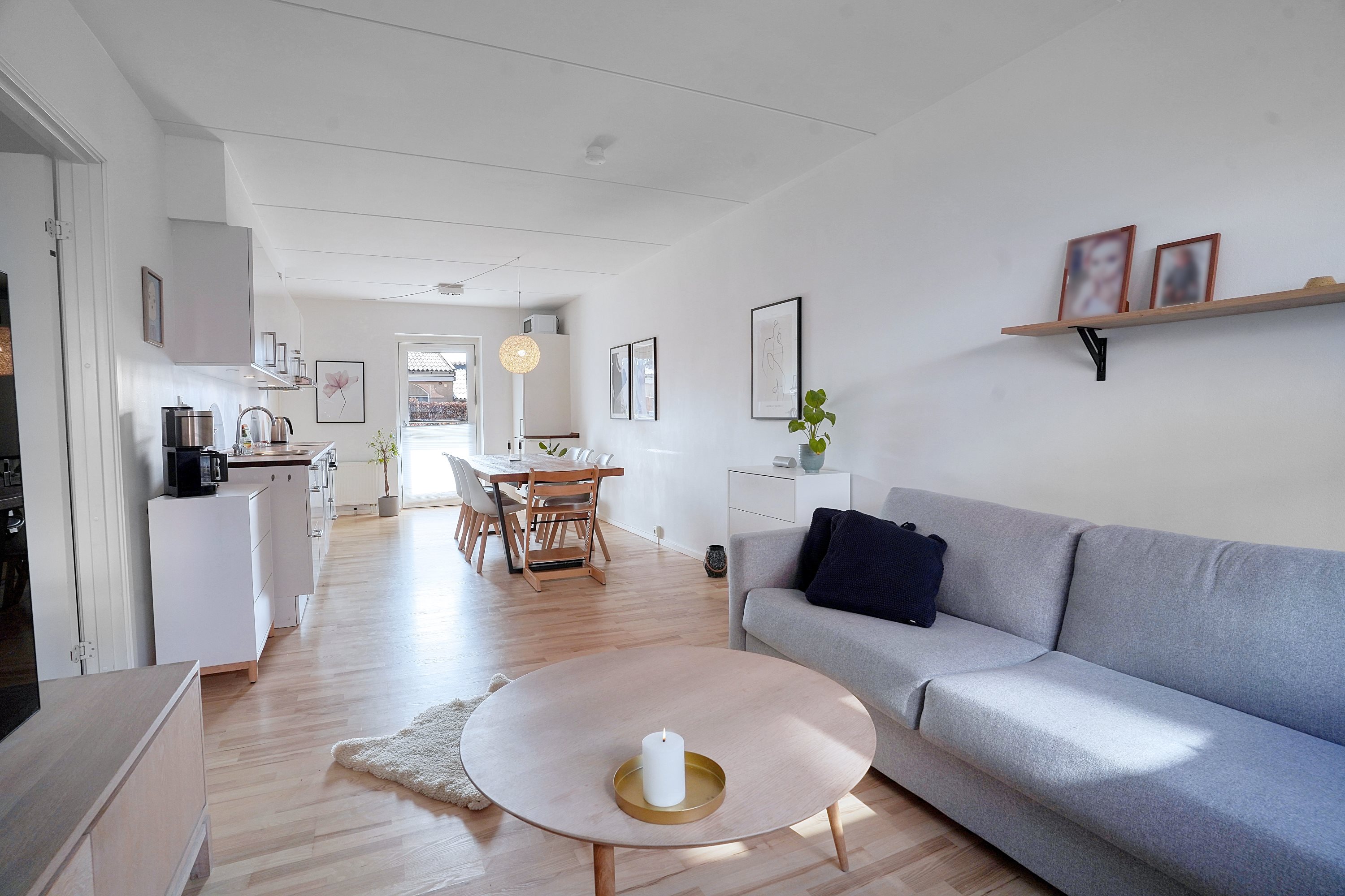 Fremhævet stue billede i fuldskærmstilstand. Billede af Nyhusevej 1C, 3400 Hillerød