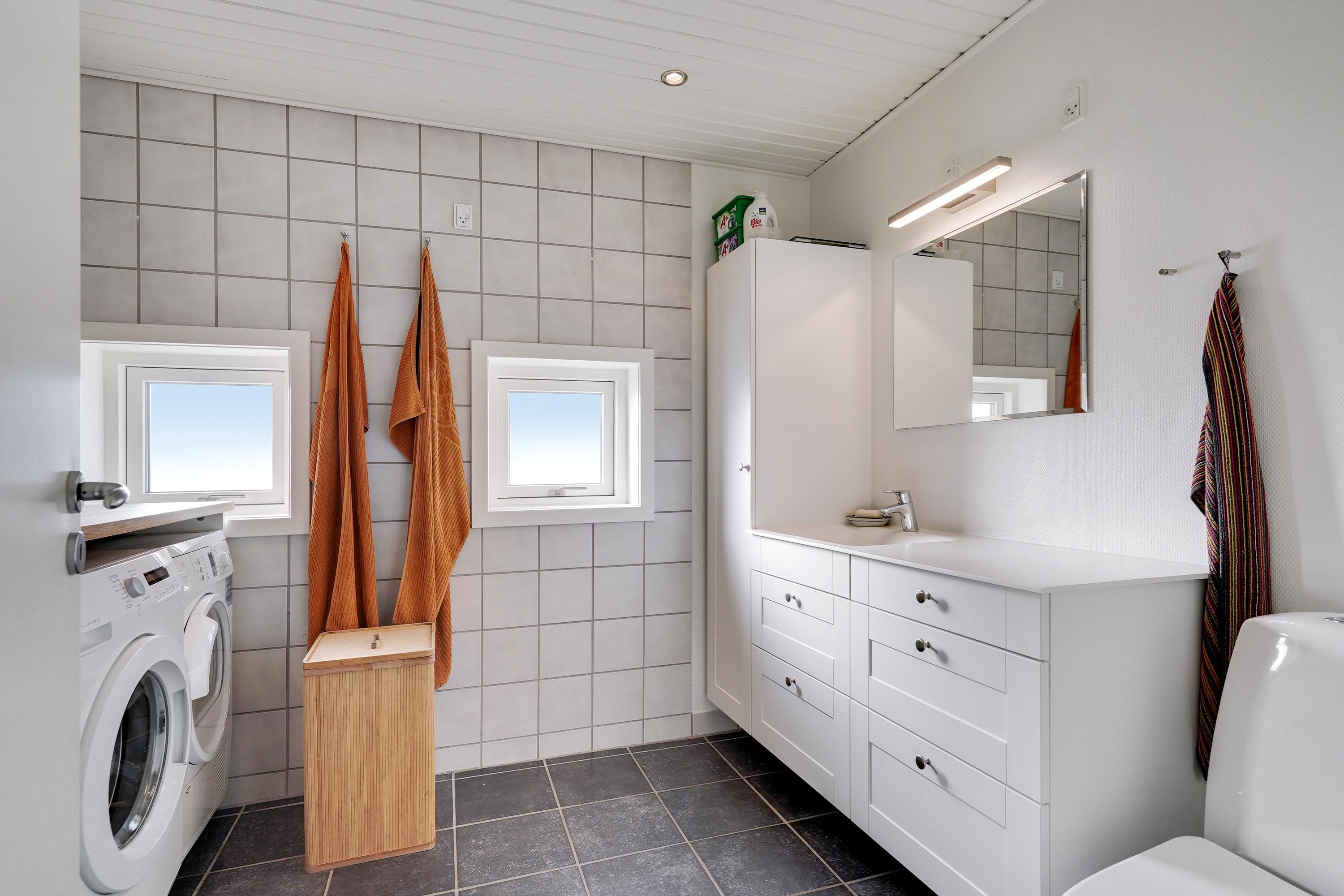 Fremhævet badeværelse billede i fuldskærmstilstand. Billede af Sønderkær 381, 7190 Billund