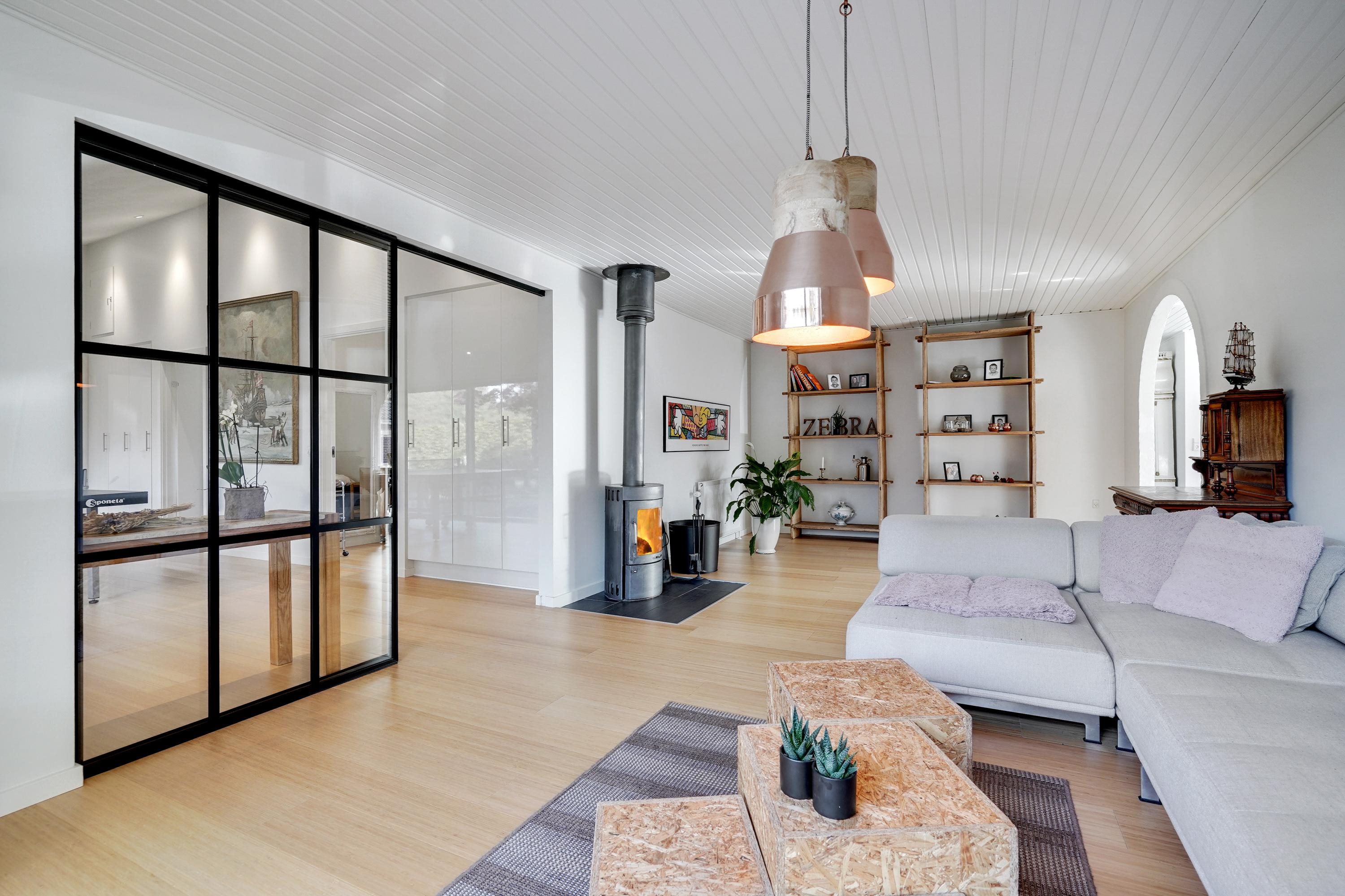 Fremhævet stue billede i fuldskærmstilstand. Billede af Sønderkær 381, 7190 Billund