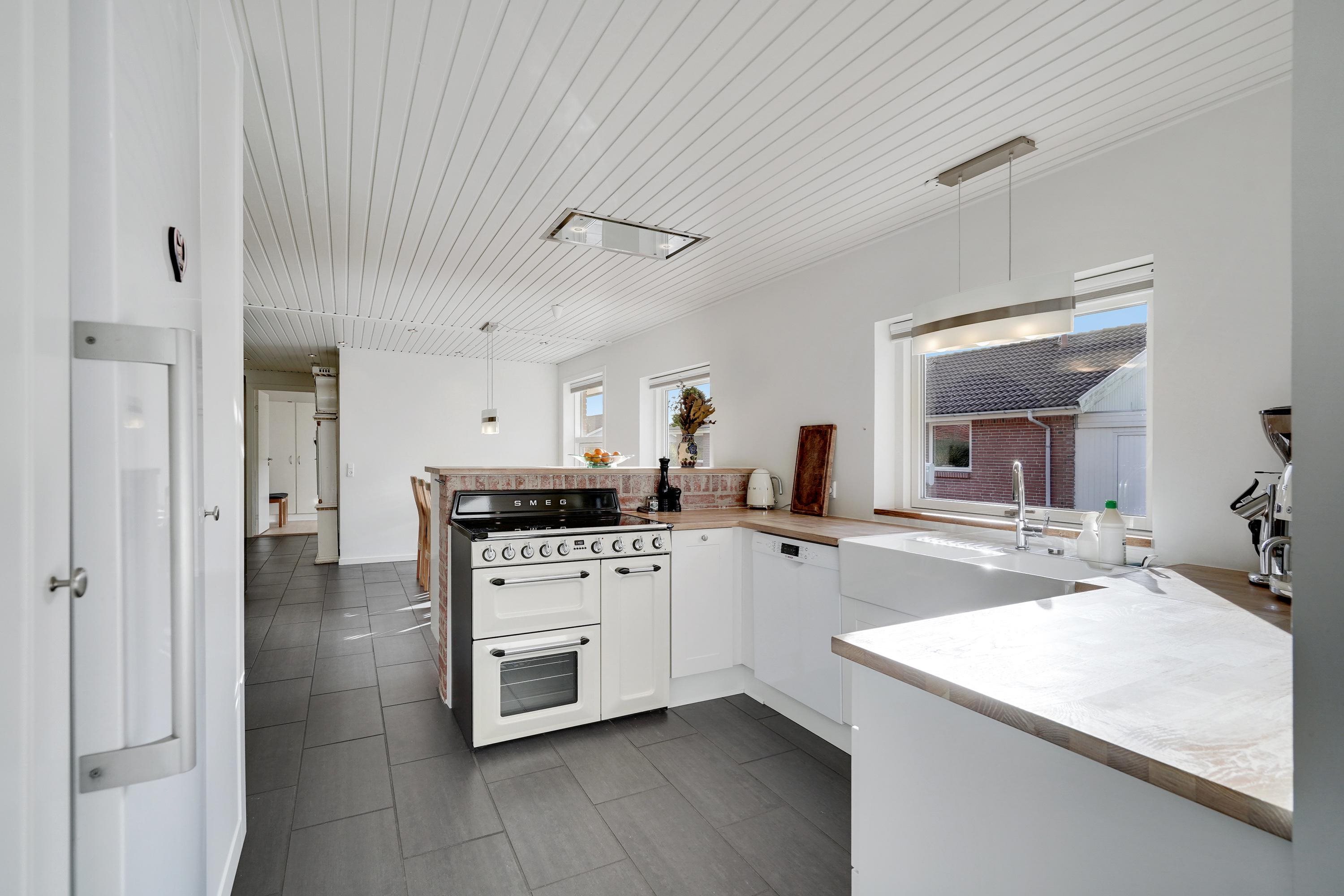 Fremhævet køkken billede i fuldskærmstilstand. Billede af Sønderkær 381, 7190 Billund