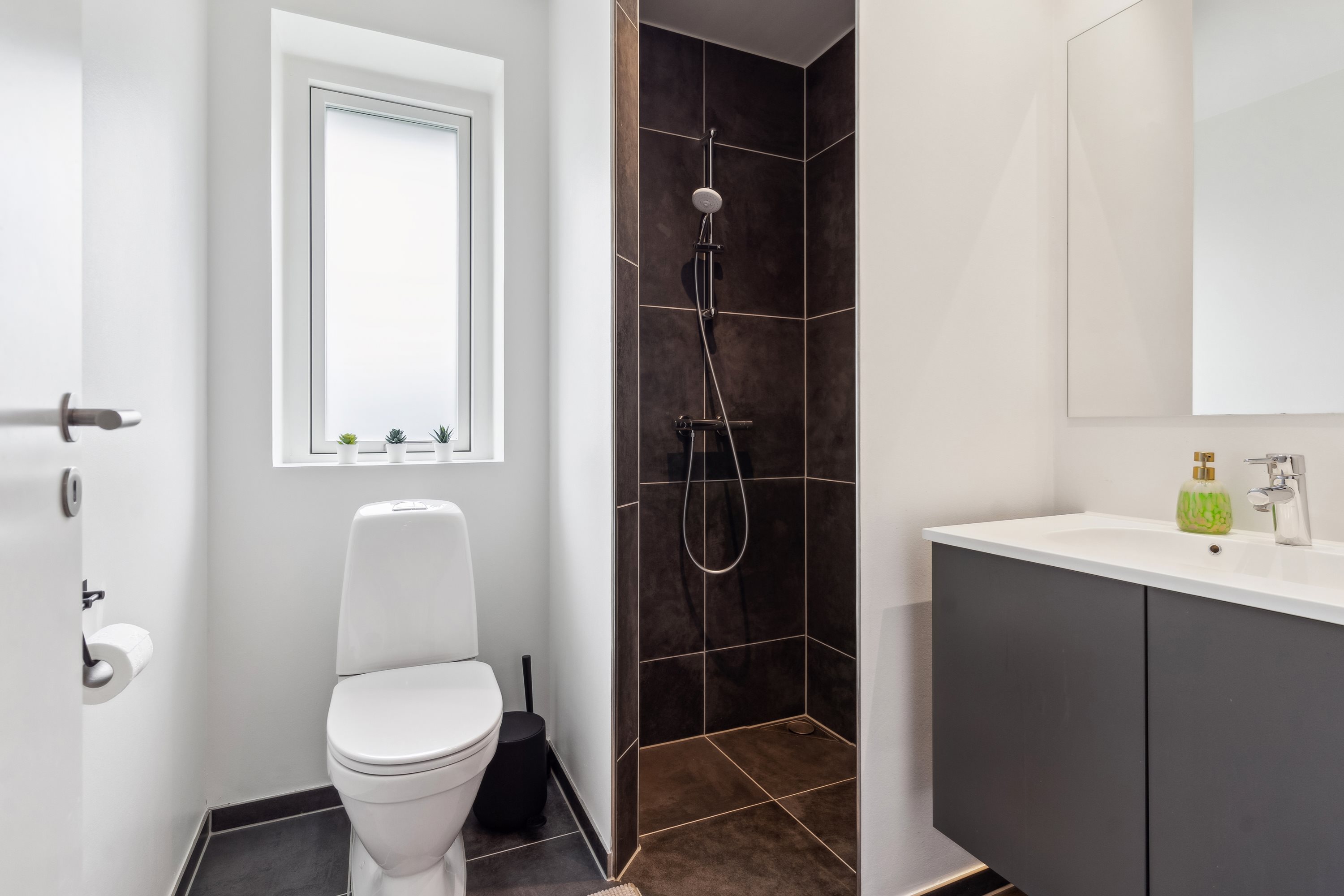 Fremhævet badeværelse billede i fuldskærmstilstand. Billede af Tvedvangen 266A, 2730 Herlev