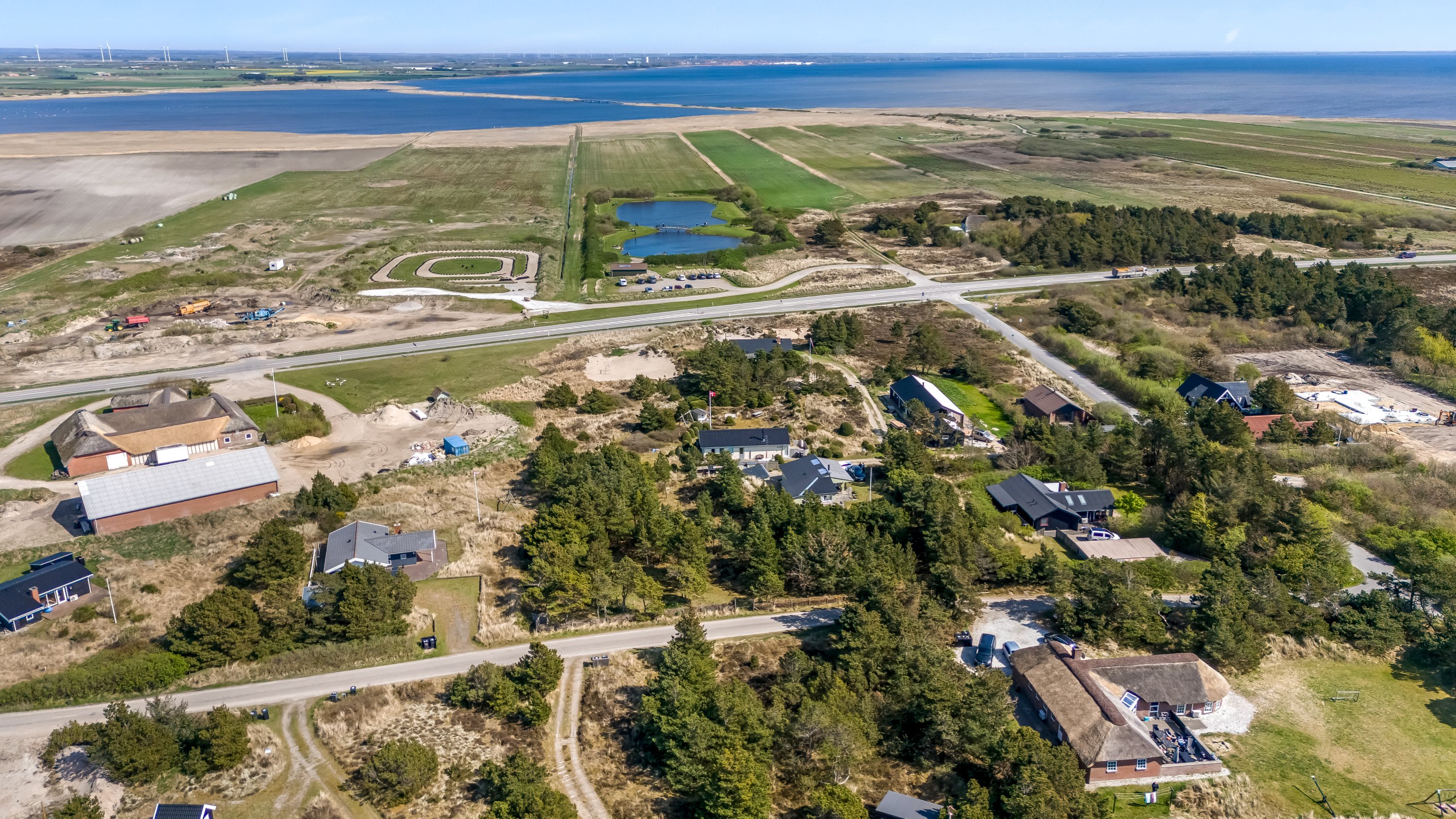 Fremhævet luftfoto billede i fuldskærmstilstand. Billede af Holmsborgvej 8, Søndervig, 6950 Ringkøbing