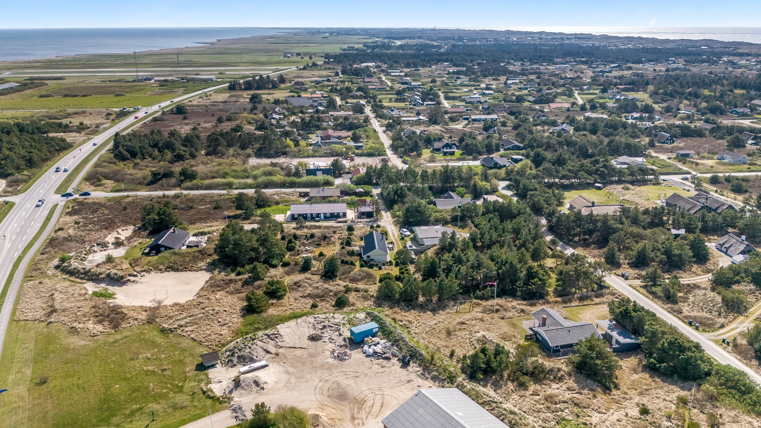 Fremhævet luftfoto billede i fuldskærmstilstand. Billede af Holmsborgvej 8, Søndervig, 6950 Ringkøbing