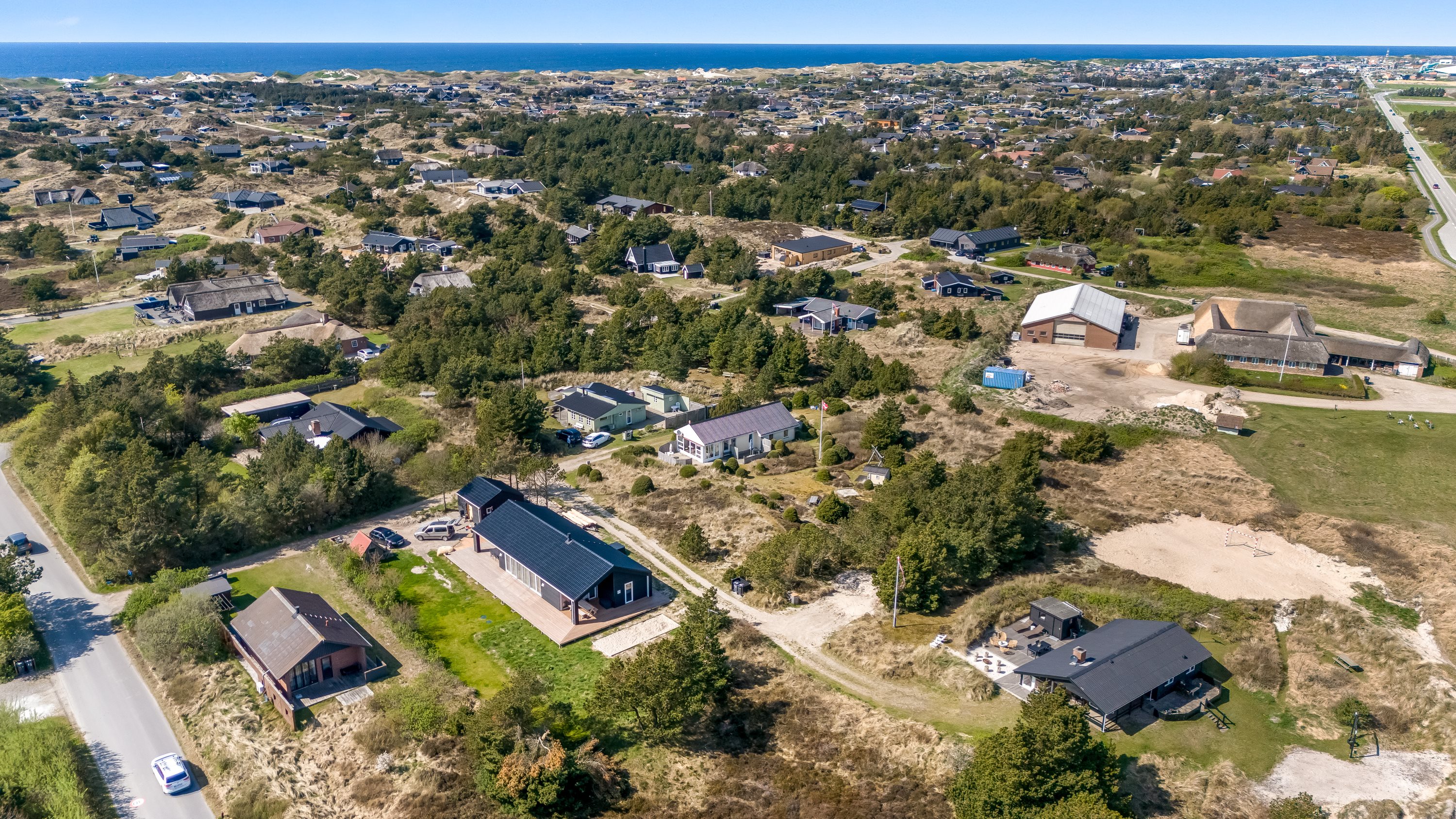 Fremhævet luftfoto billede i fuldskærmstilstand. Billede af Holmsborgvej 8, Søndervig, 6950 Ringkøbing