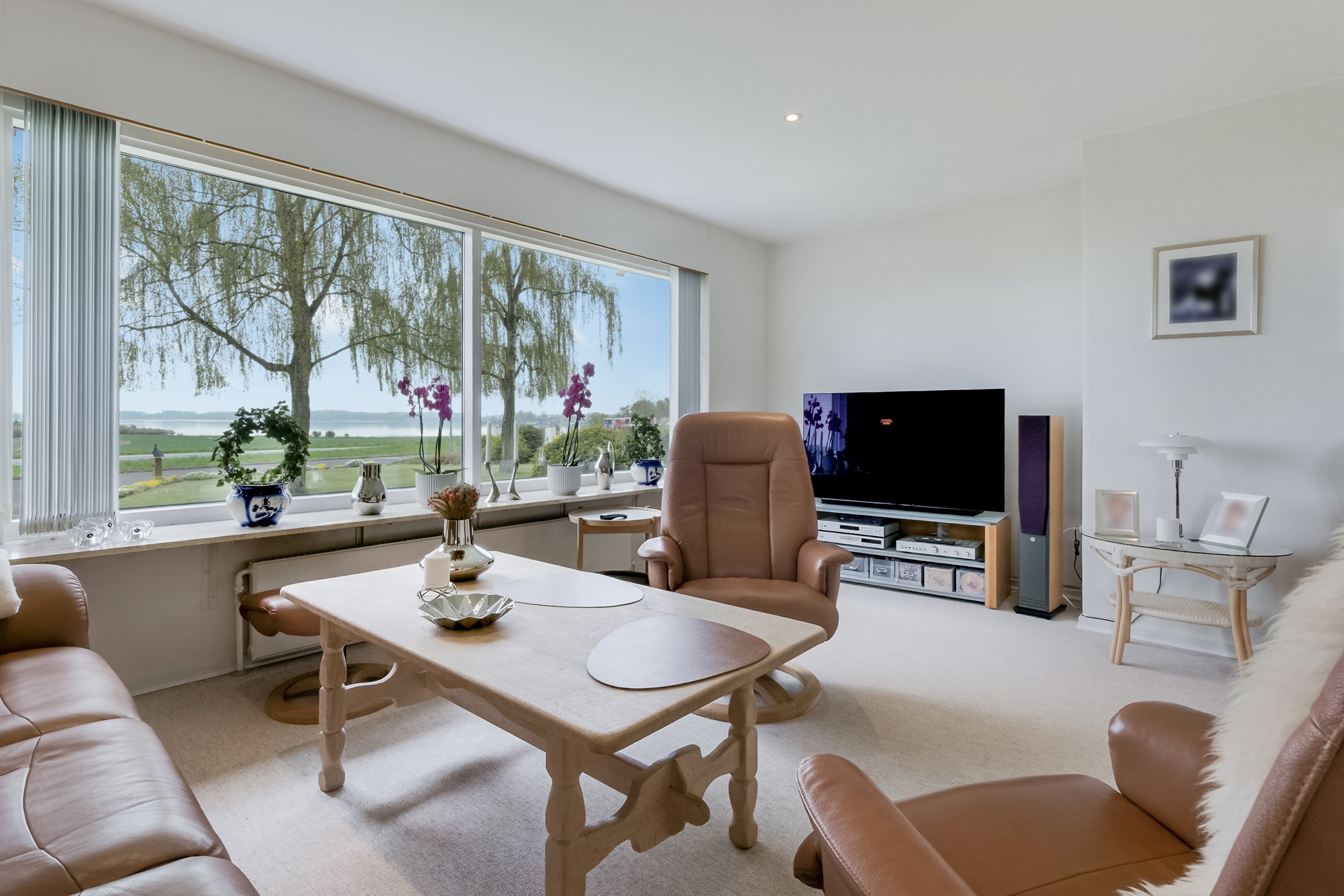 Fremhævet stue billede i fuldskærmstilstand. Billede af Fjordvej 2, 5330 Munkebo