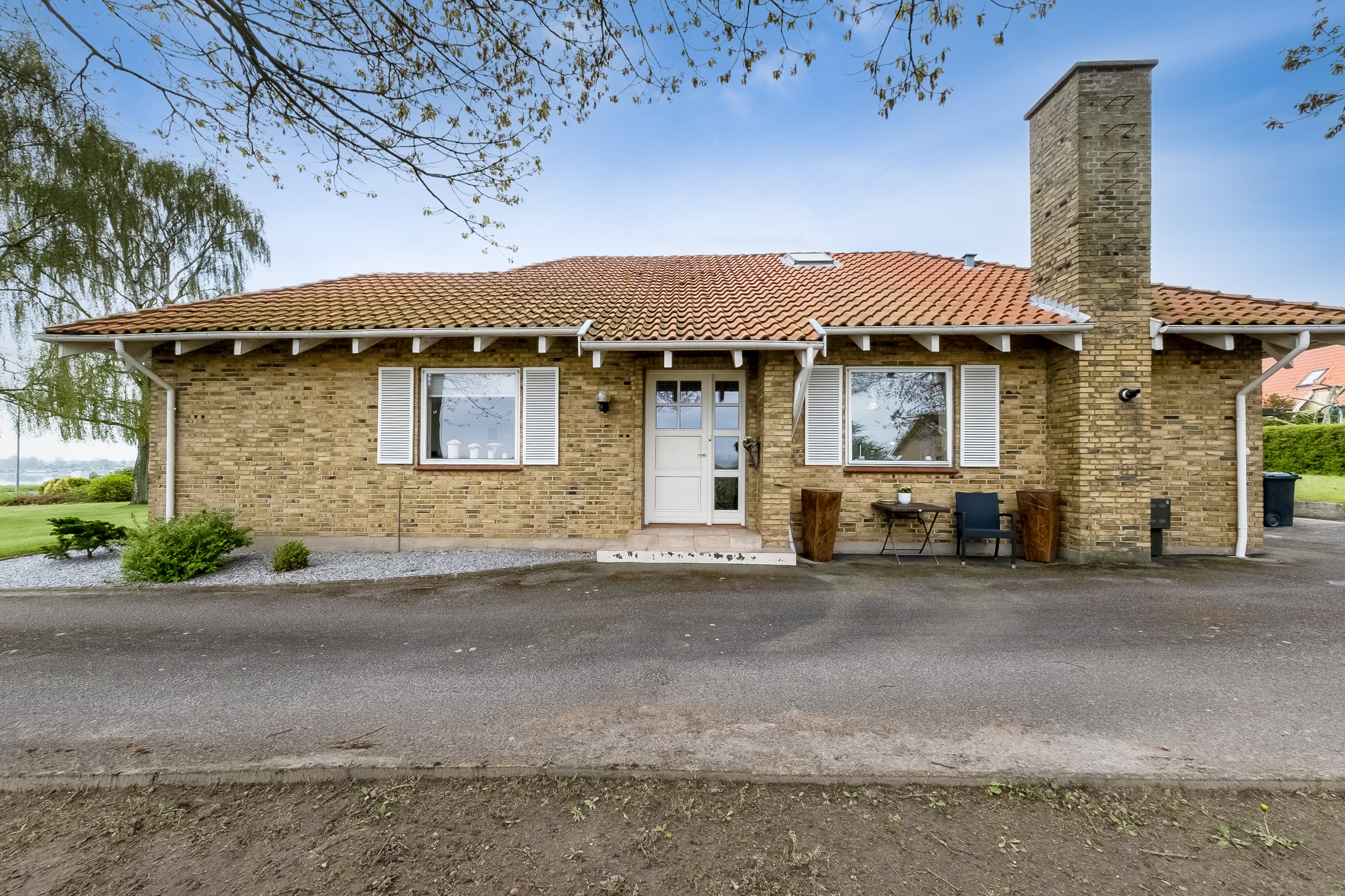 Fremhævet bag facade billede i fuldskærmstilstand. Billede af Fjordvej 2, 5330 Munkebo