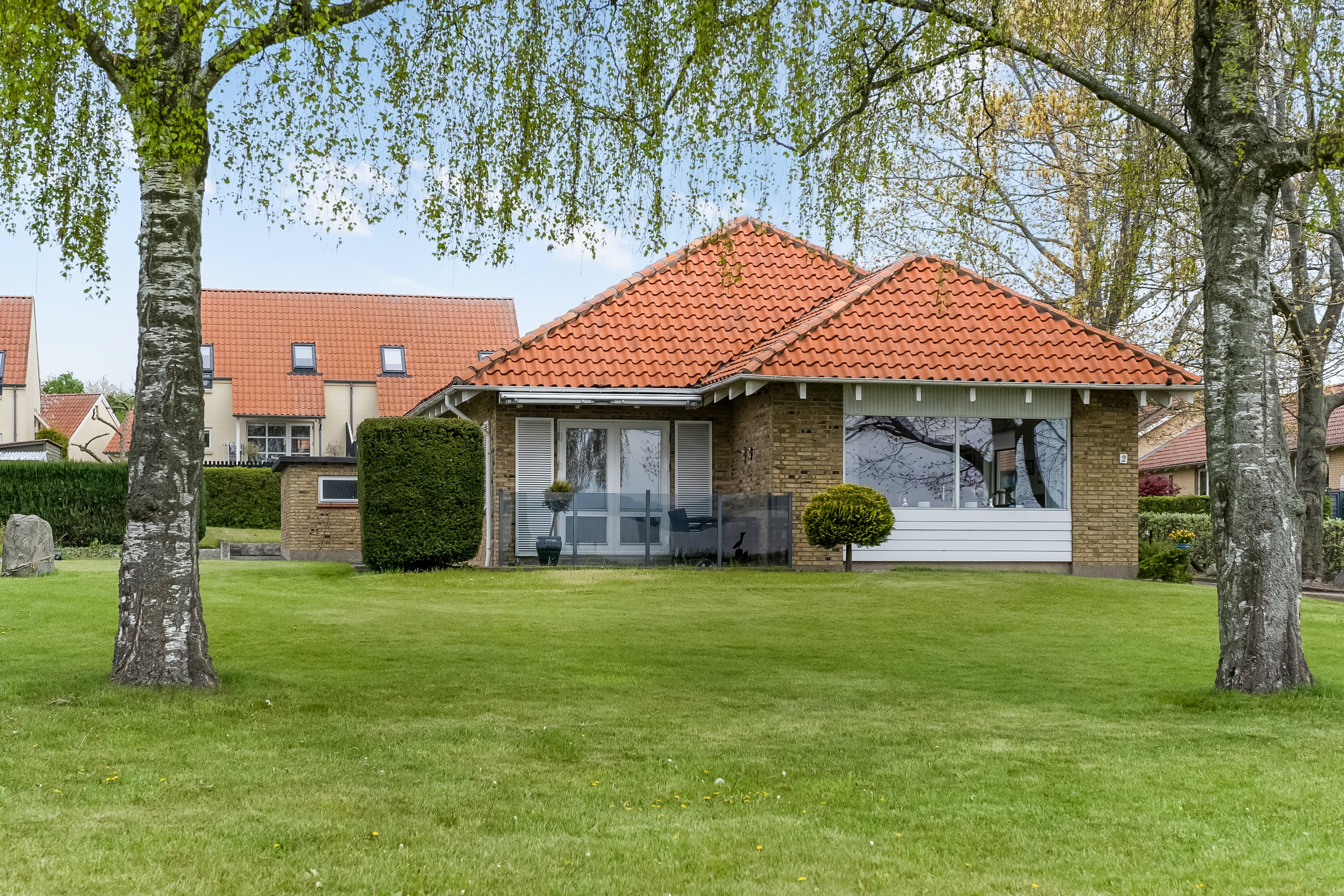 Fremhævet facade billede i fuldskærmstilstand. Billede af Fjordvej 2, 5330 Munkebo