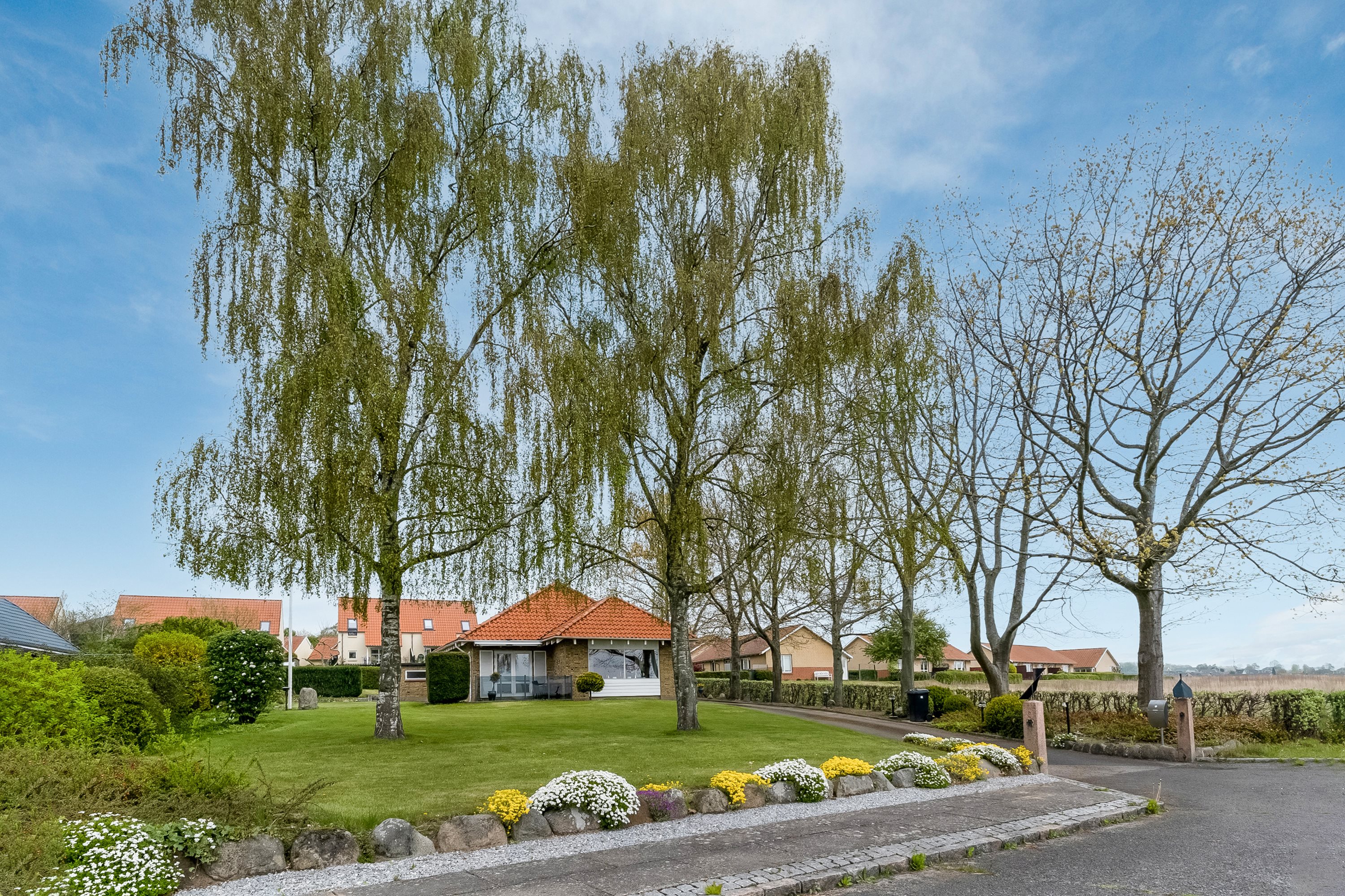 Fremhævet facade billede i fuldskærmstilstand. Billede af Fjordvej 2, 5330 Munkebo