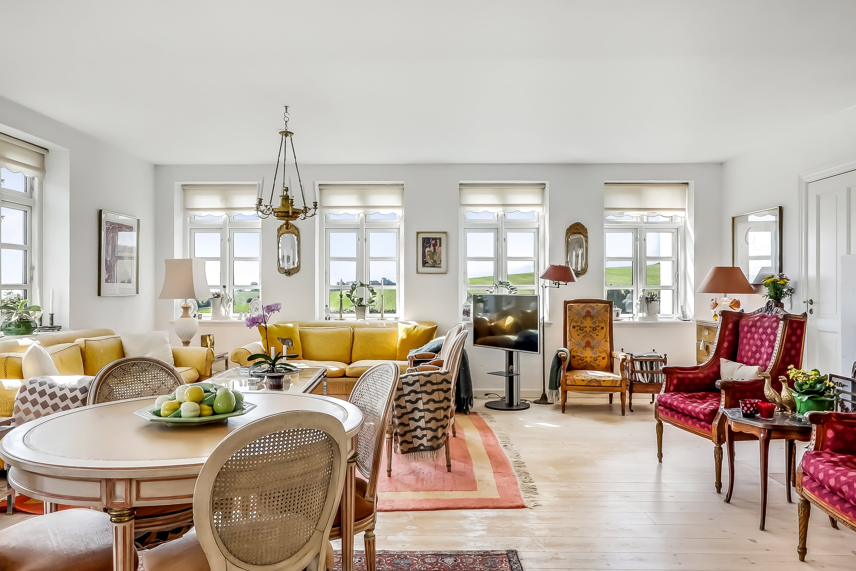 Fremhævet stue billede i fuldskærmstilstand. Billede af Hellebakken 1, 5970 Ærøskøbing