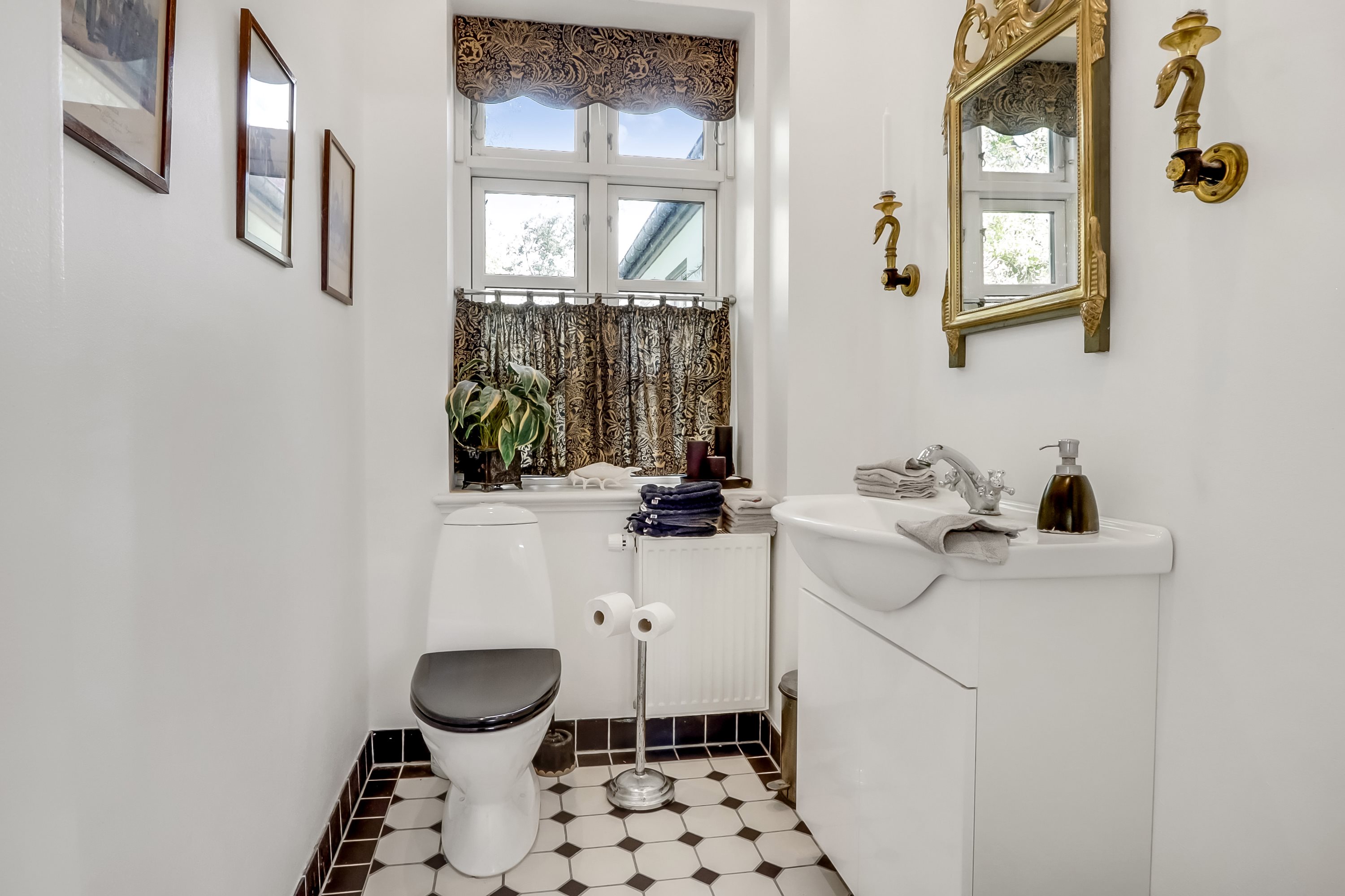 Fremhævet toilet billede i fuldskærmstilstand. Billede af Hellebakken 1, 5970 Ærøskøbing