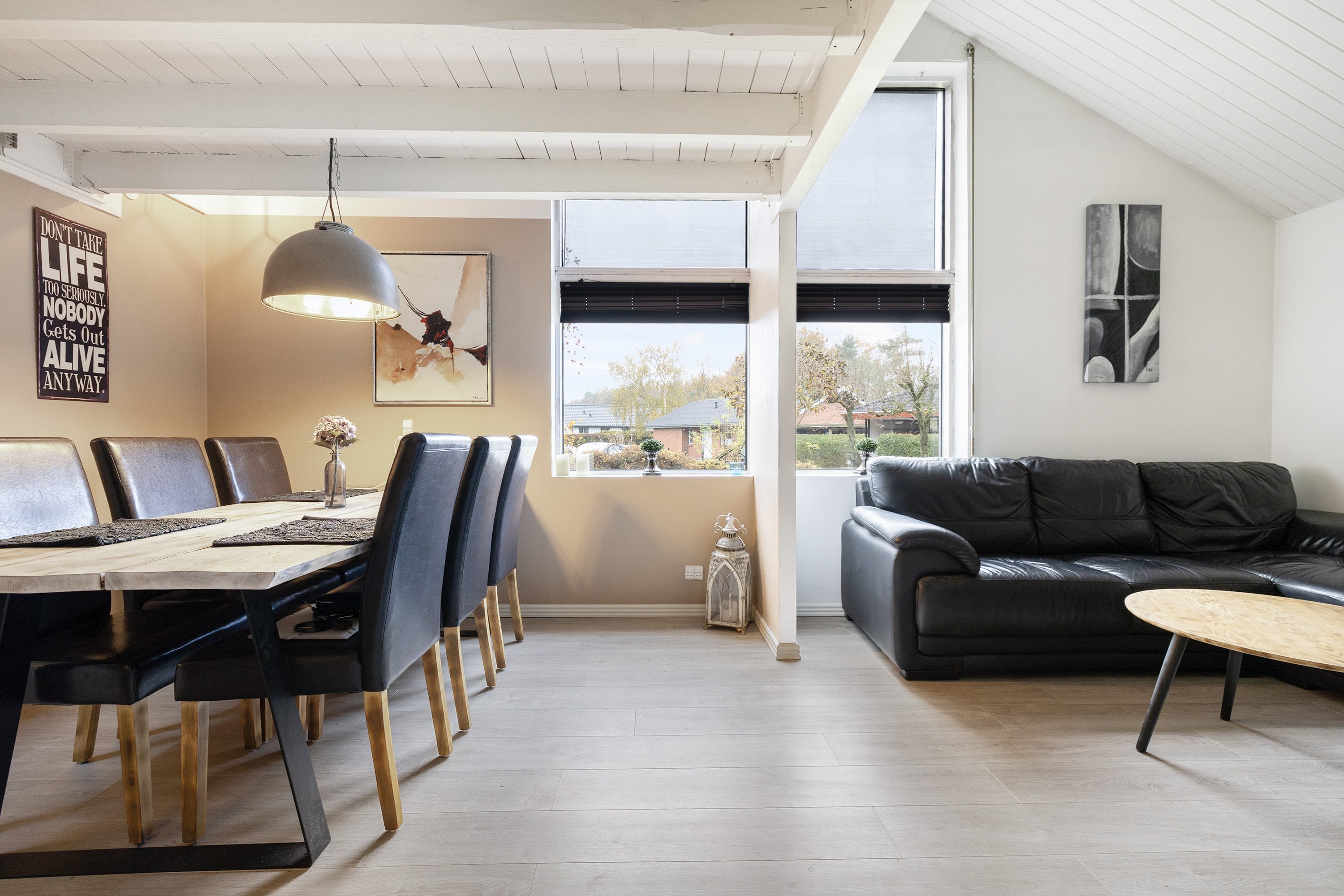 Fremhævet stue billede i fuldskærmstilstand. Billede af Ugletoften 39, Højby, 5260 Odense S