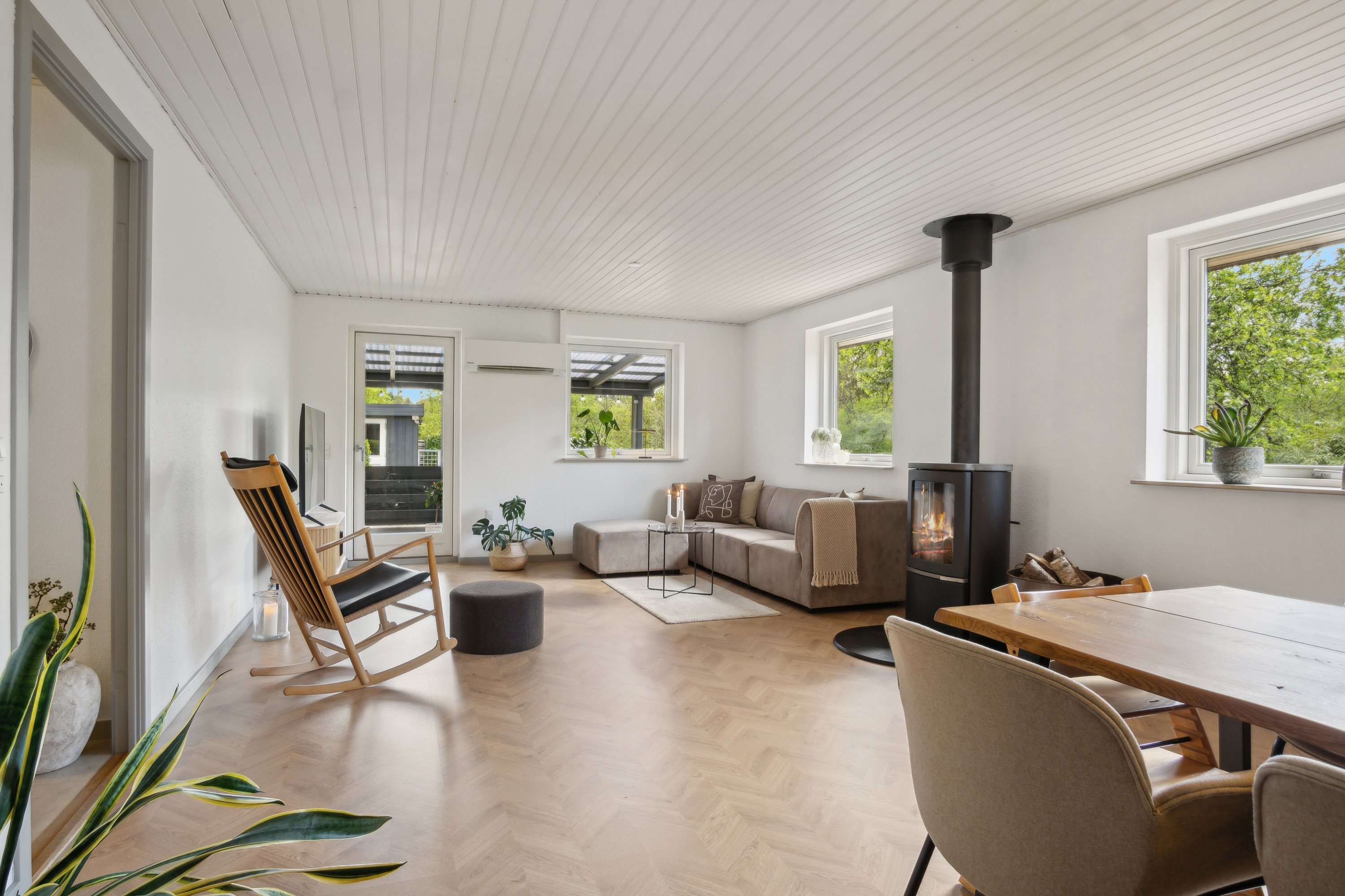 Fremhævet køkken/alrum/stue billede i fuldskærmstilstand. Billede af Bøgvadvej 40, 6040 Egtved