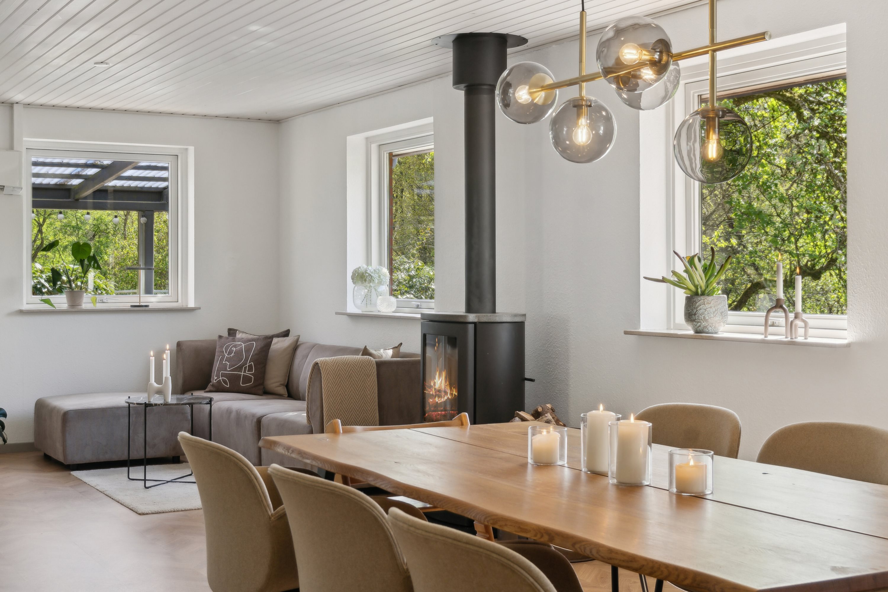 Fremhævet køkken/alrum/stue billede i fuldskærmstilstand. Billede af Bøgvadvej 40, 6040 Egtved