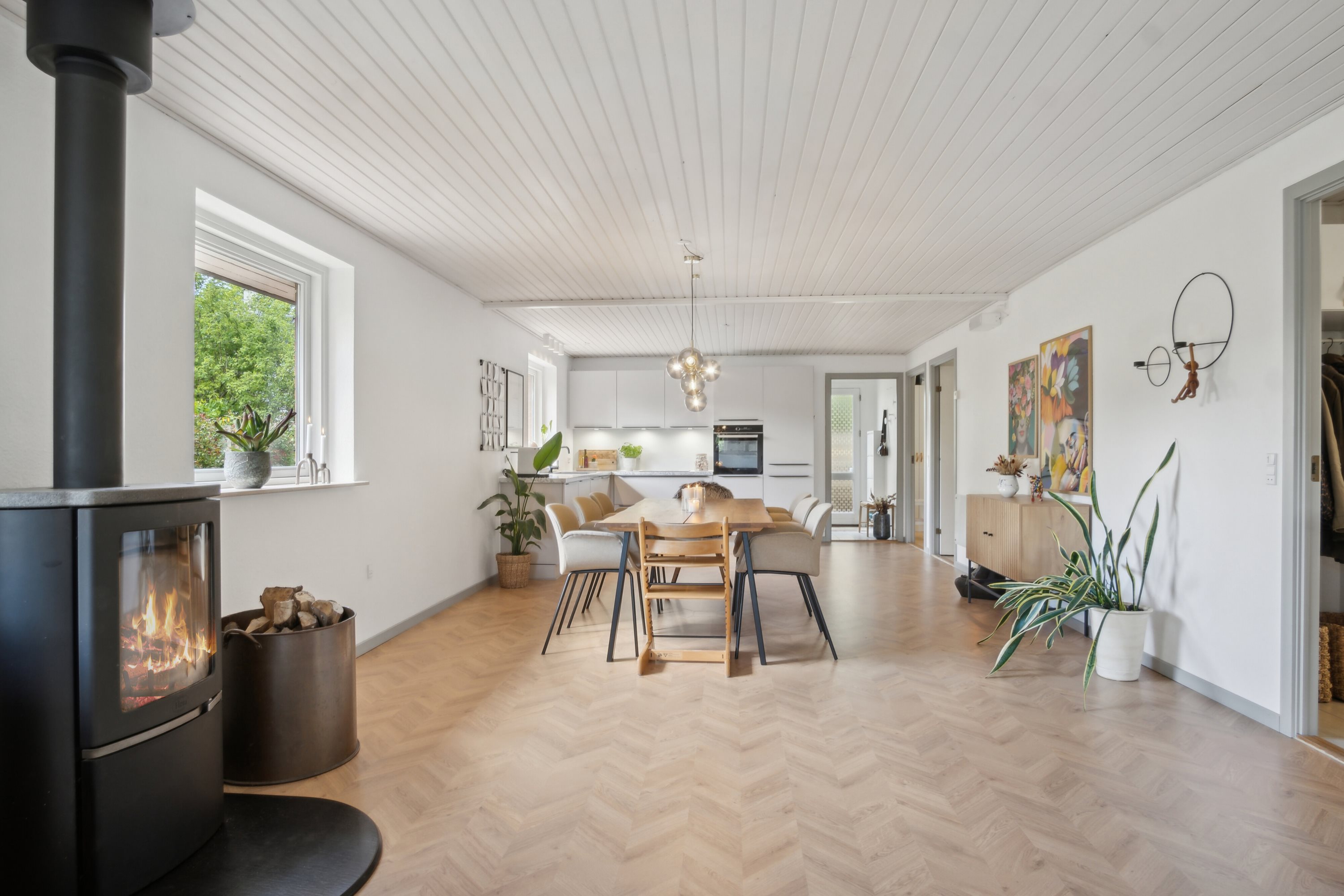 Fremhævet køkken/alrum/stue billede i fuldskærmstilstand. Billede af Bøgvadvej 40, 6040 Egtved