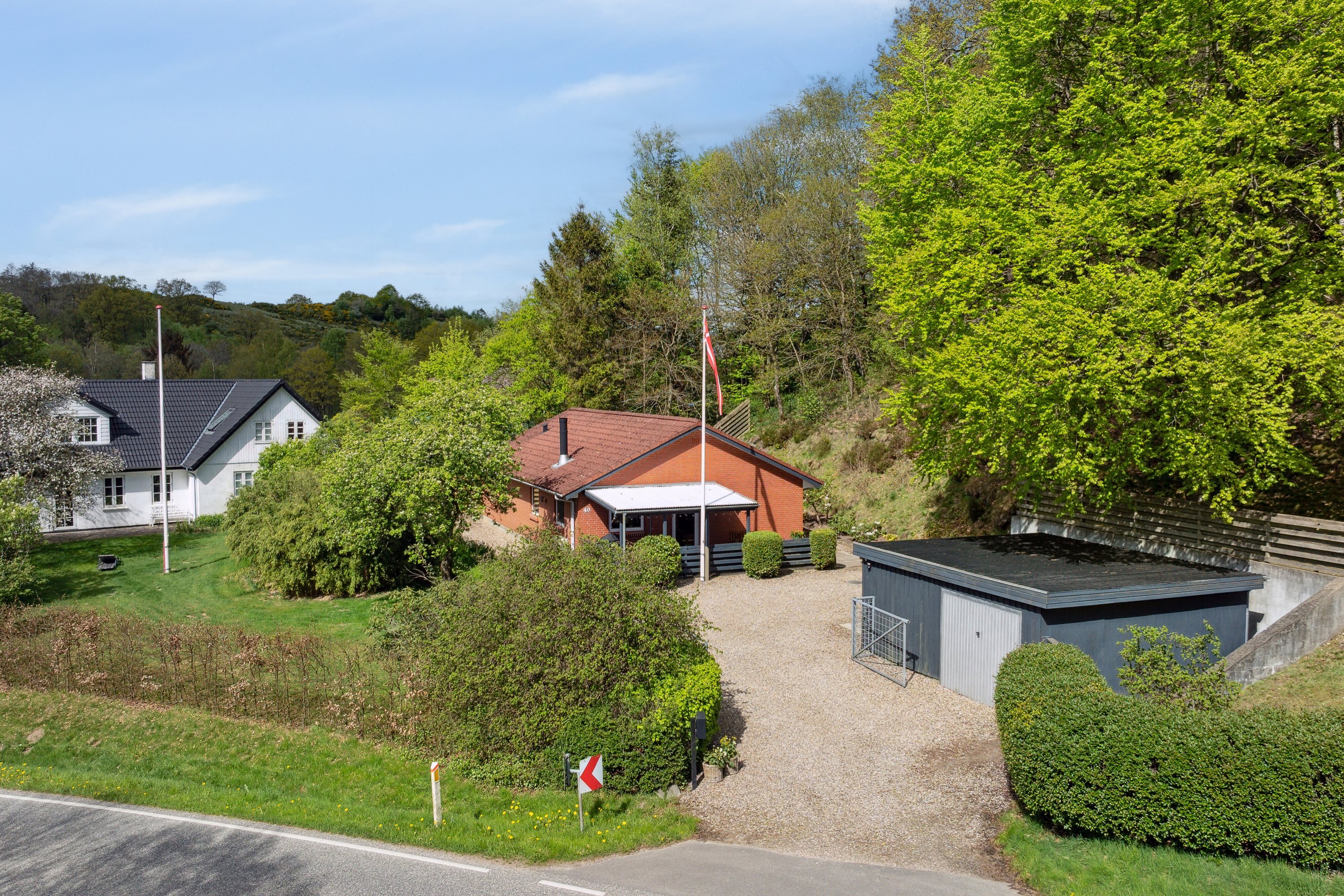 Miniaturebillede 1: set fra vejen. Billede af Bøgvadvej 40, 6040 Egtved