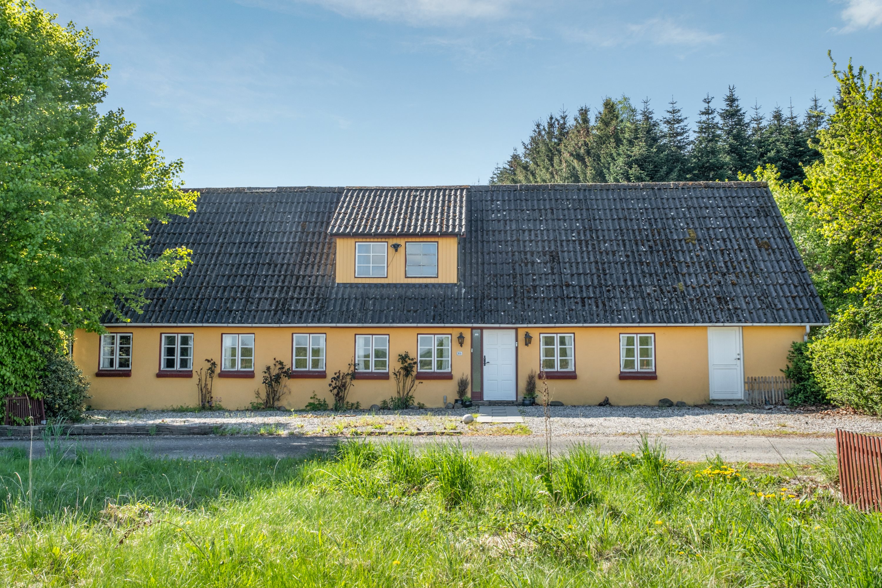 Fremhævet facade billede i fuldskærmstilstand. Billede af Assensvej 366, Bregnemose, 5690 Tommerup